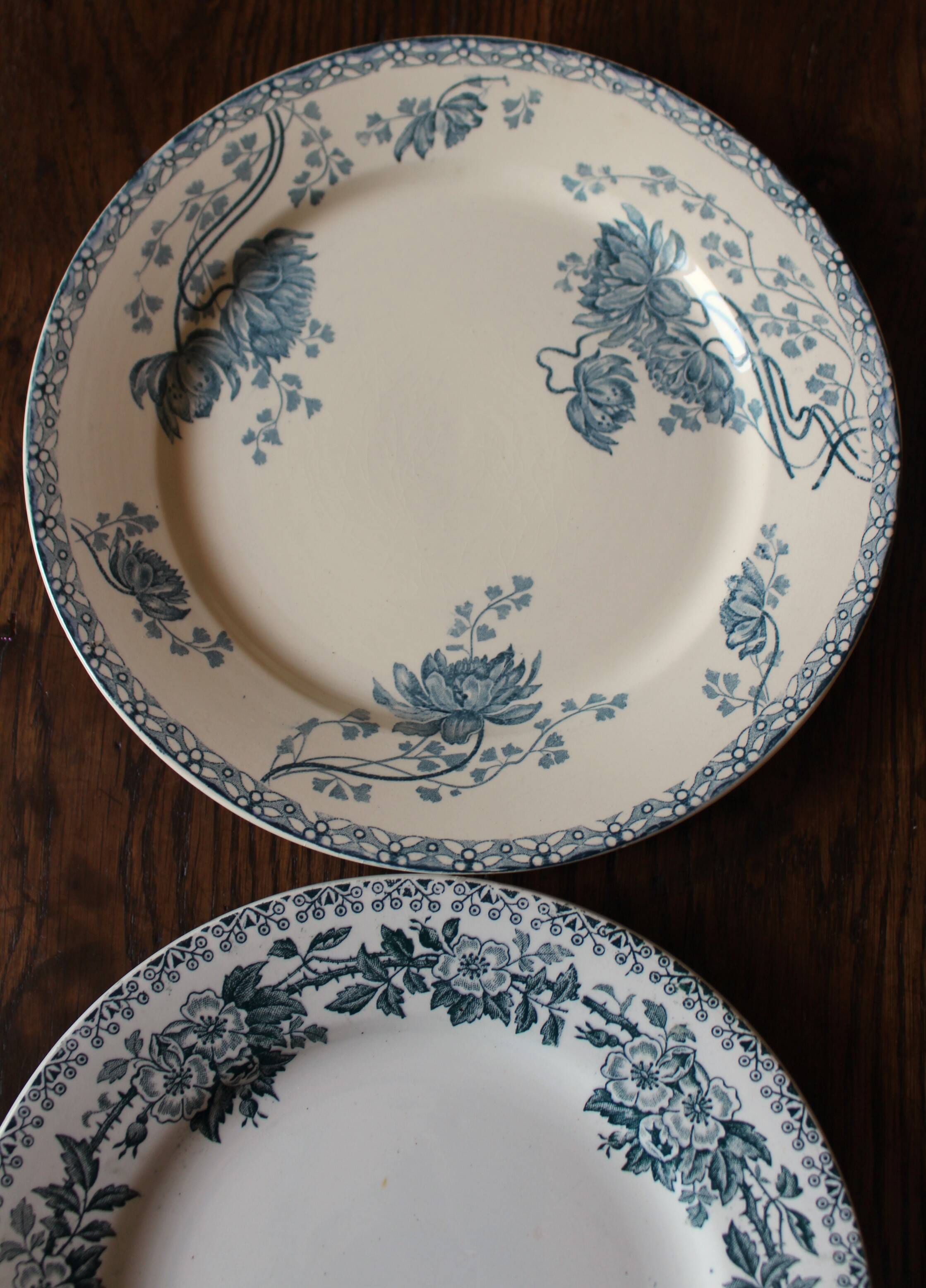 Set of 4 mismatched blue flat plates