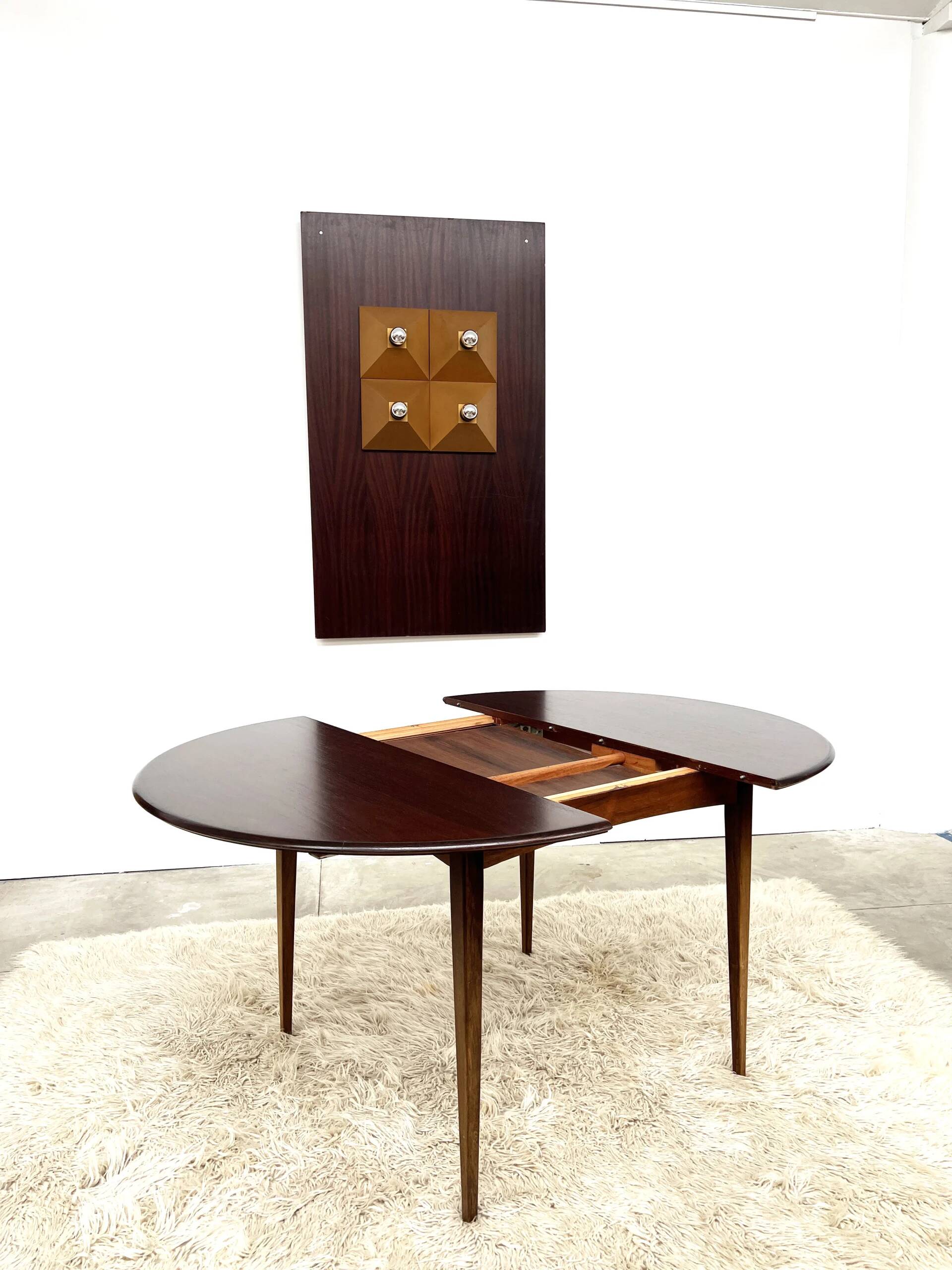 Danish round dining table in rosewood – 1950s design with butterfly extension.