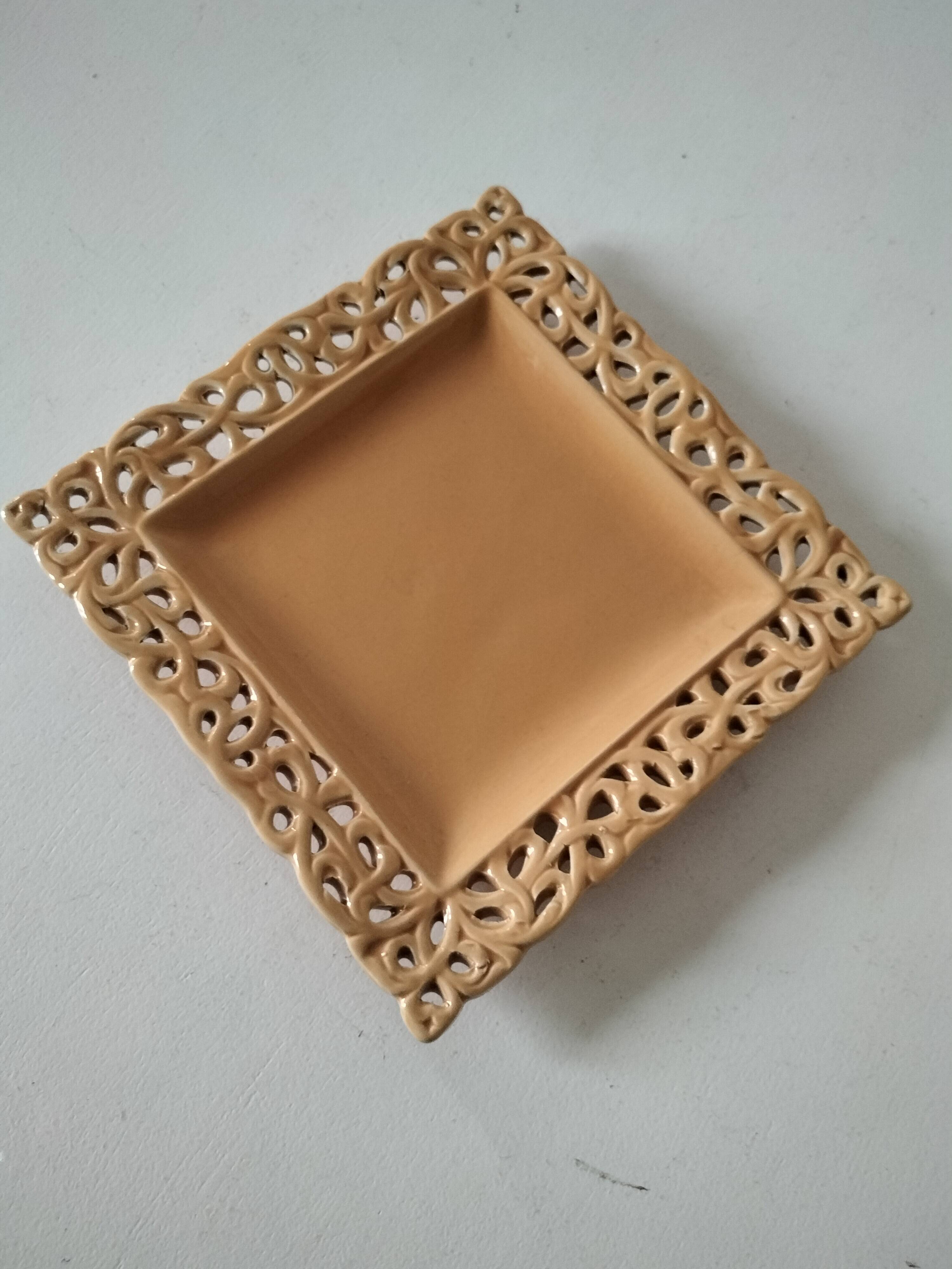 Caramel openwork pocket emptier with lace border