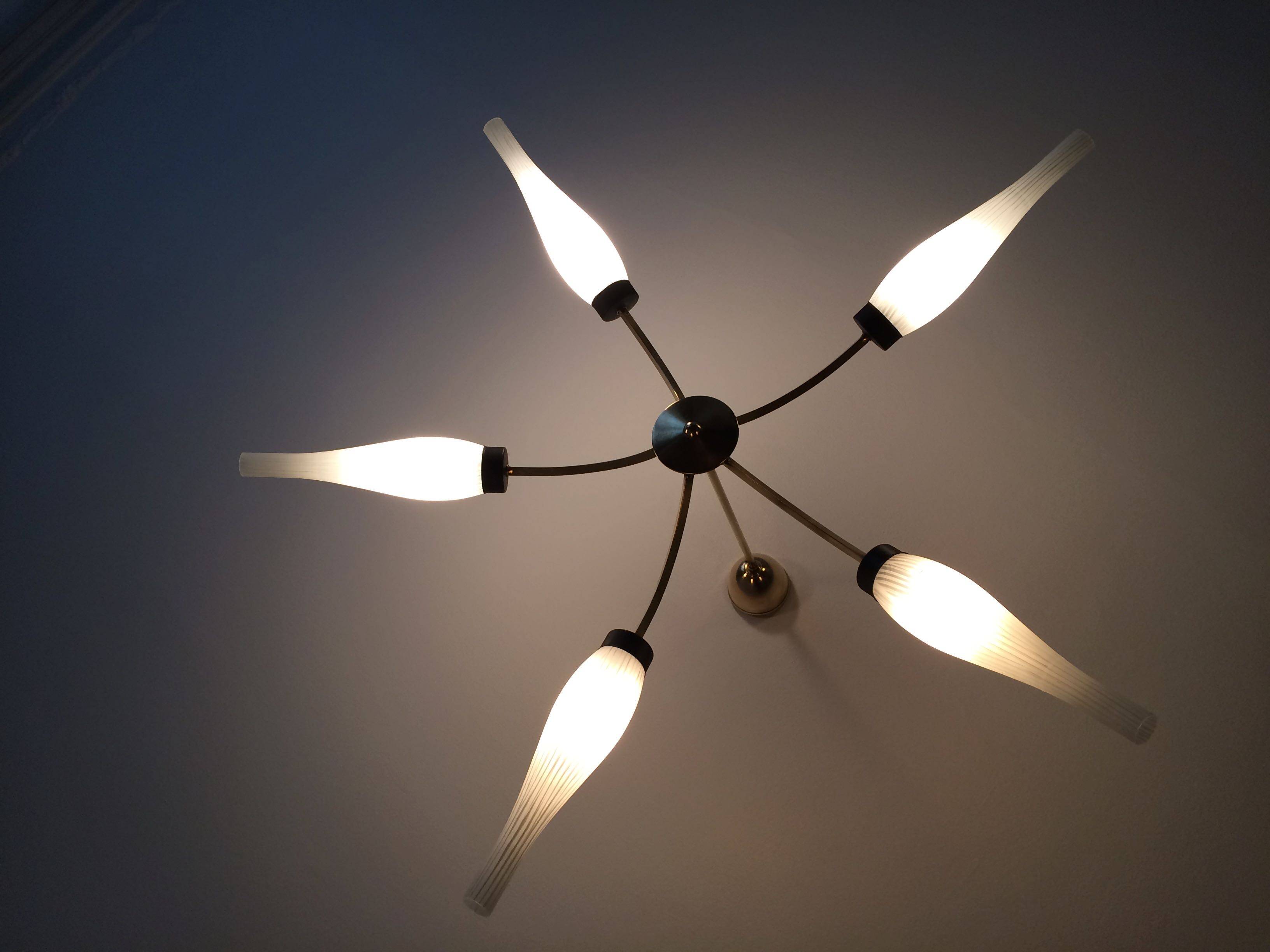 Lustre with 5 branches from the 1960s - 1970s in solid brass and black metal.