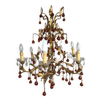 Lustre en bois et métal doré à six bras de lumière, pendeloques et pampilles ambrées