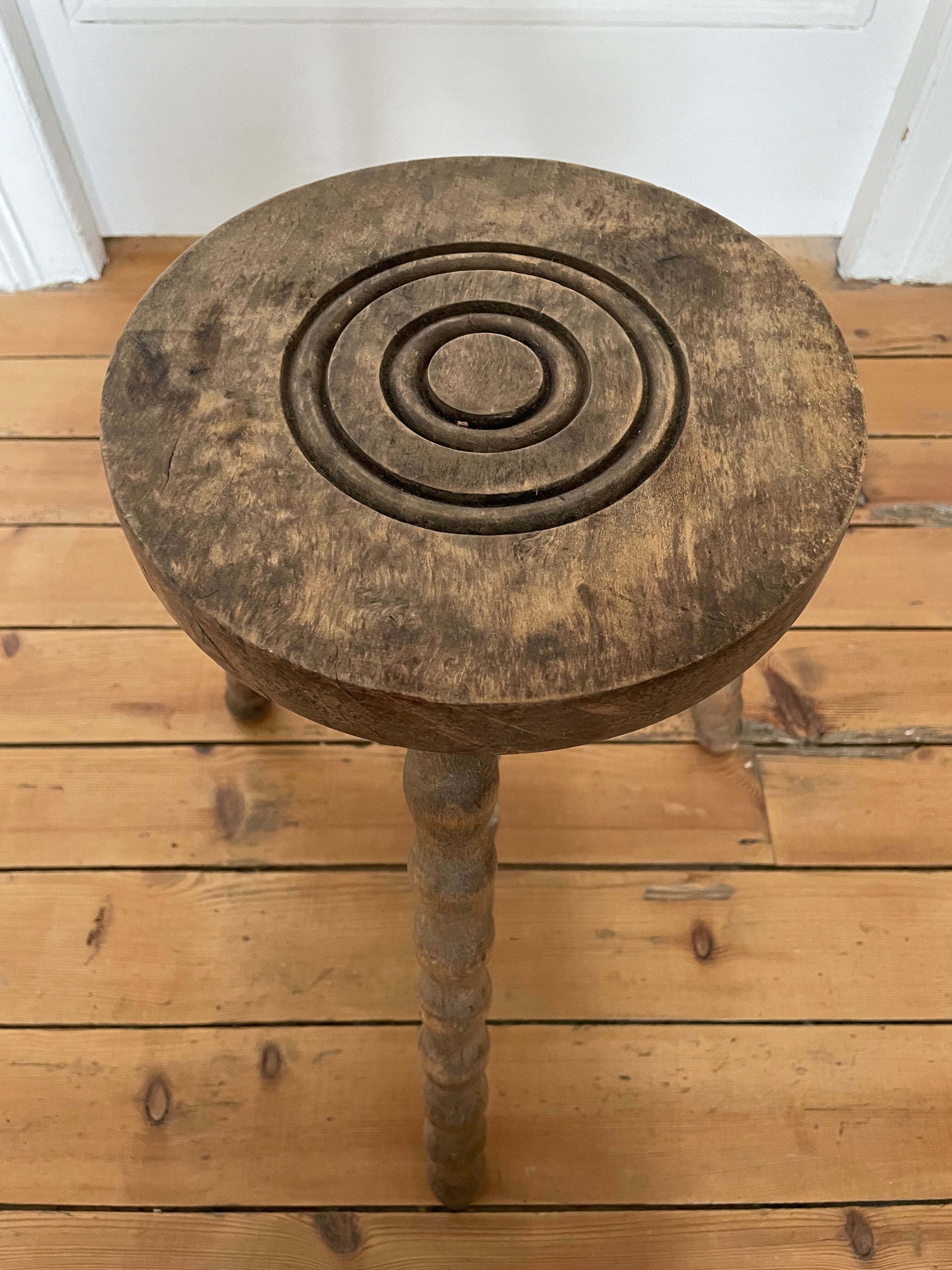 Tripod stool in solid wood, feet turned