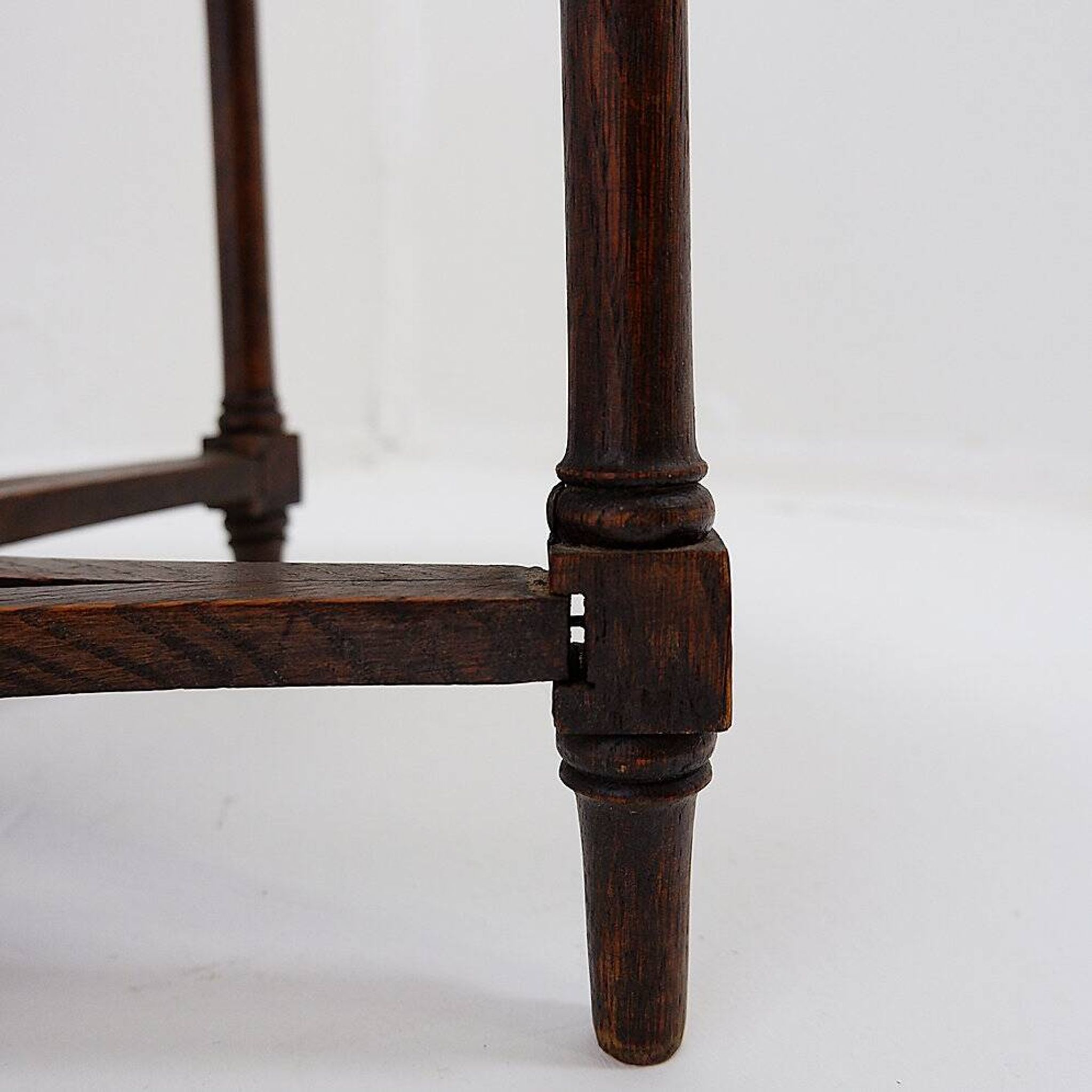 Table piédestal hexagonale ou table d'appoint avec structure en treillis et motif étoilé