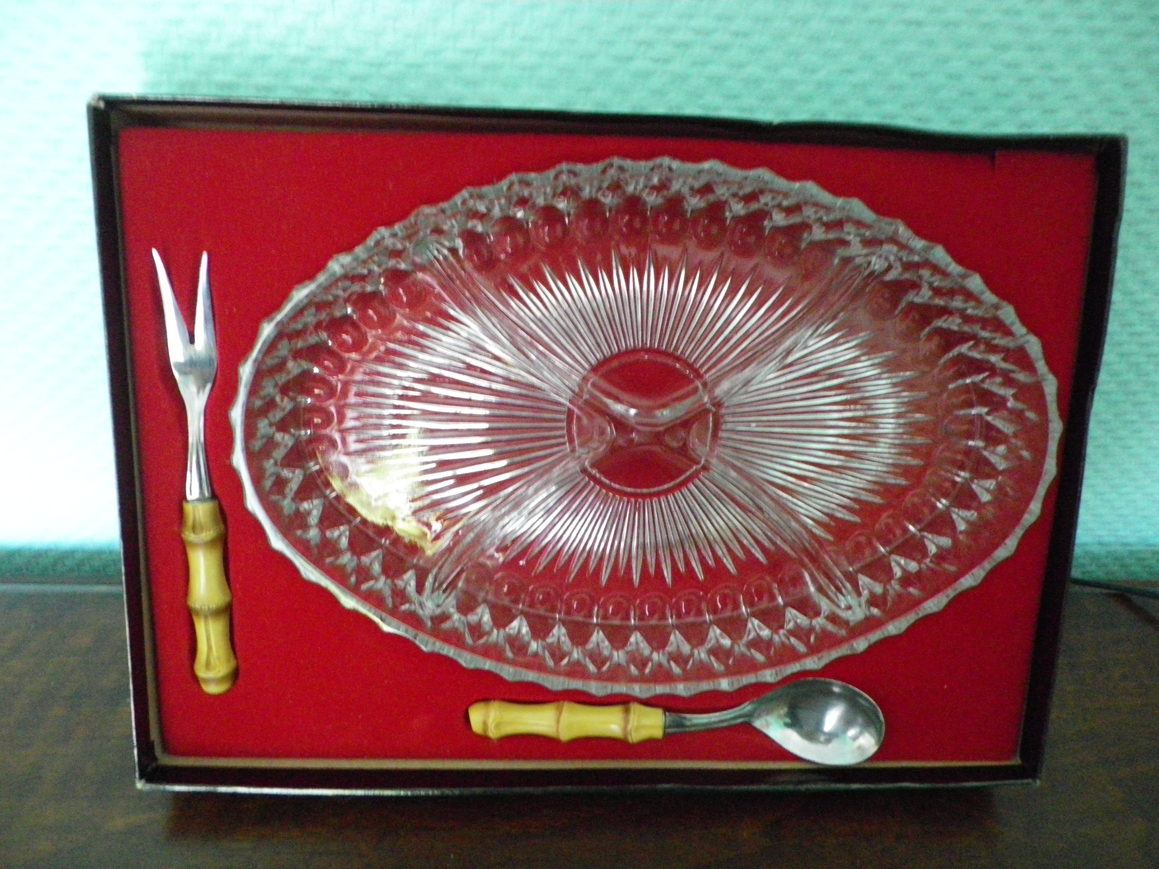 Vintage serving dish with aperitif, appetizers with its 2 serving accessories, original box