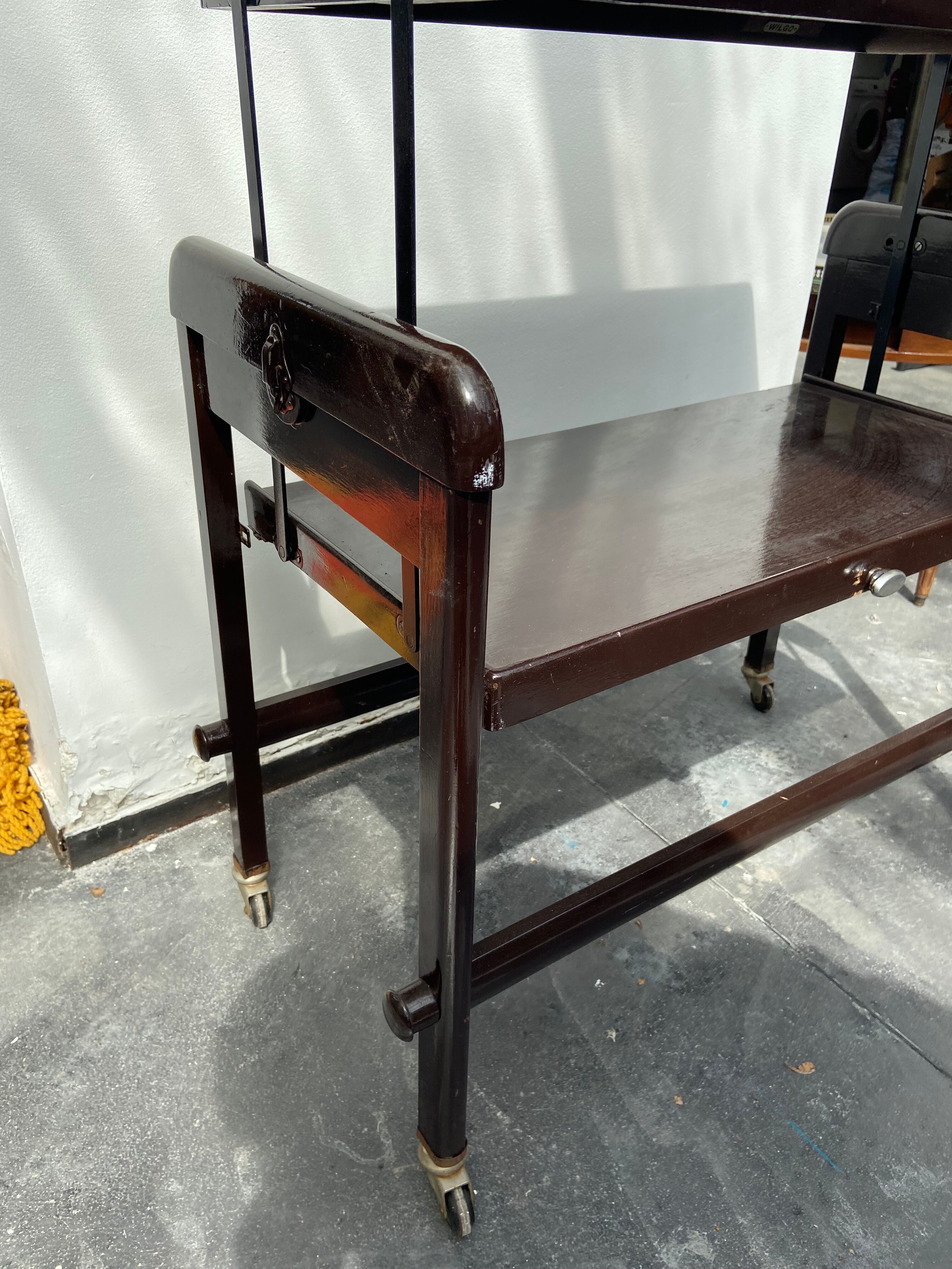 Rolling service with removable tray