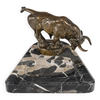 Early 20th century ashtray in patinated bronze and marble.