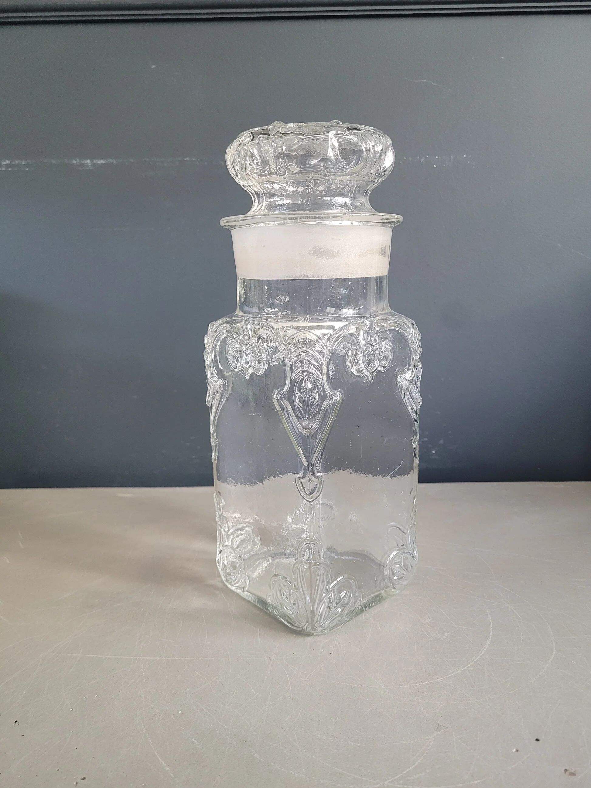 Bonbonnière ancienne en verre moulé