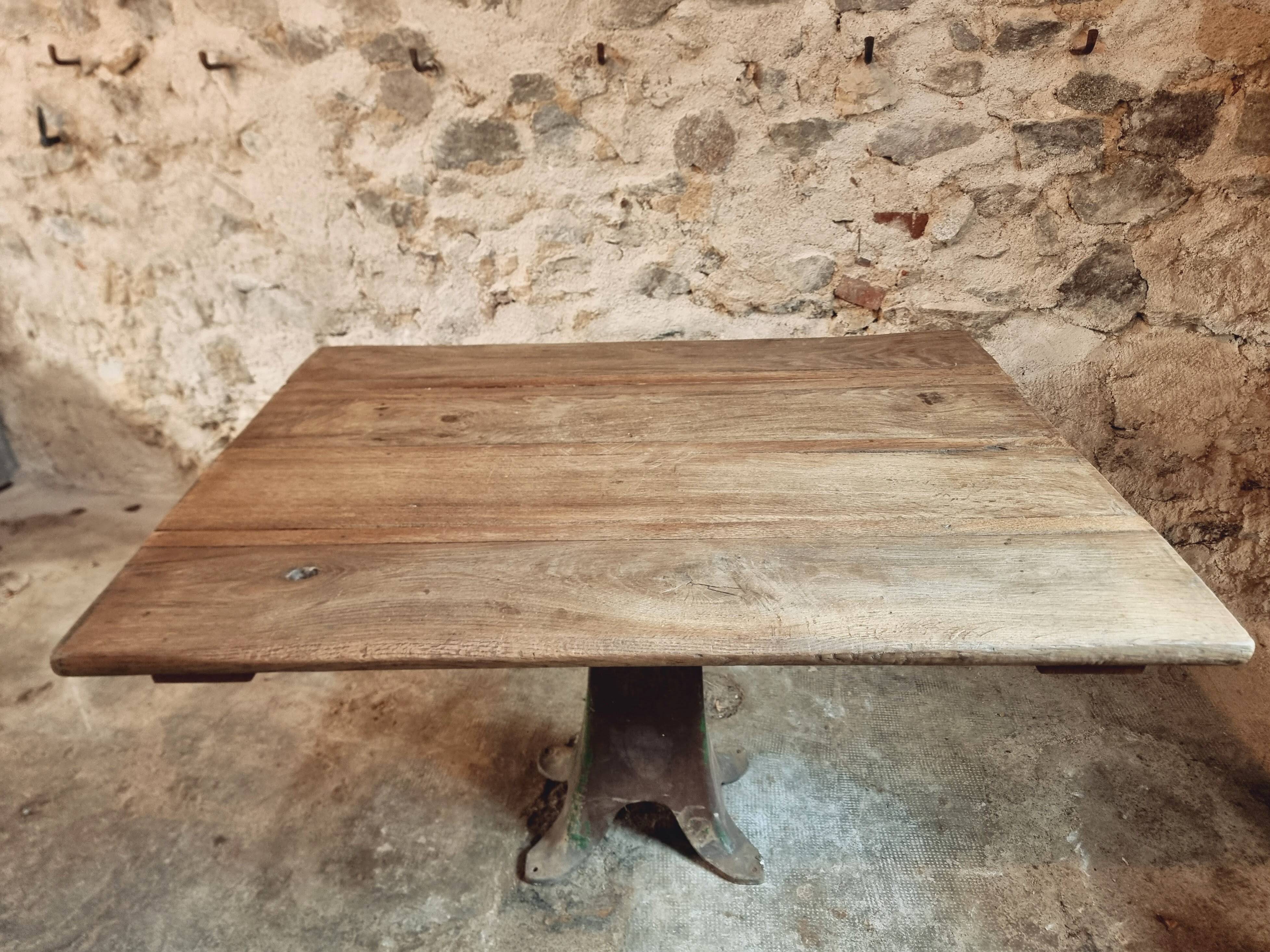 Table ancienne en chêne massif sur piètement en fonte – France, XVIIIe sièc