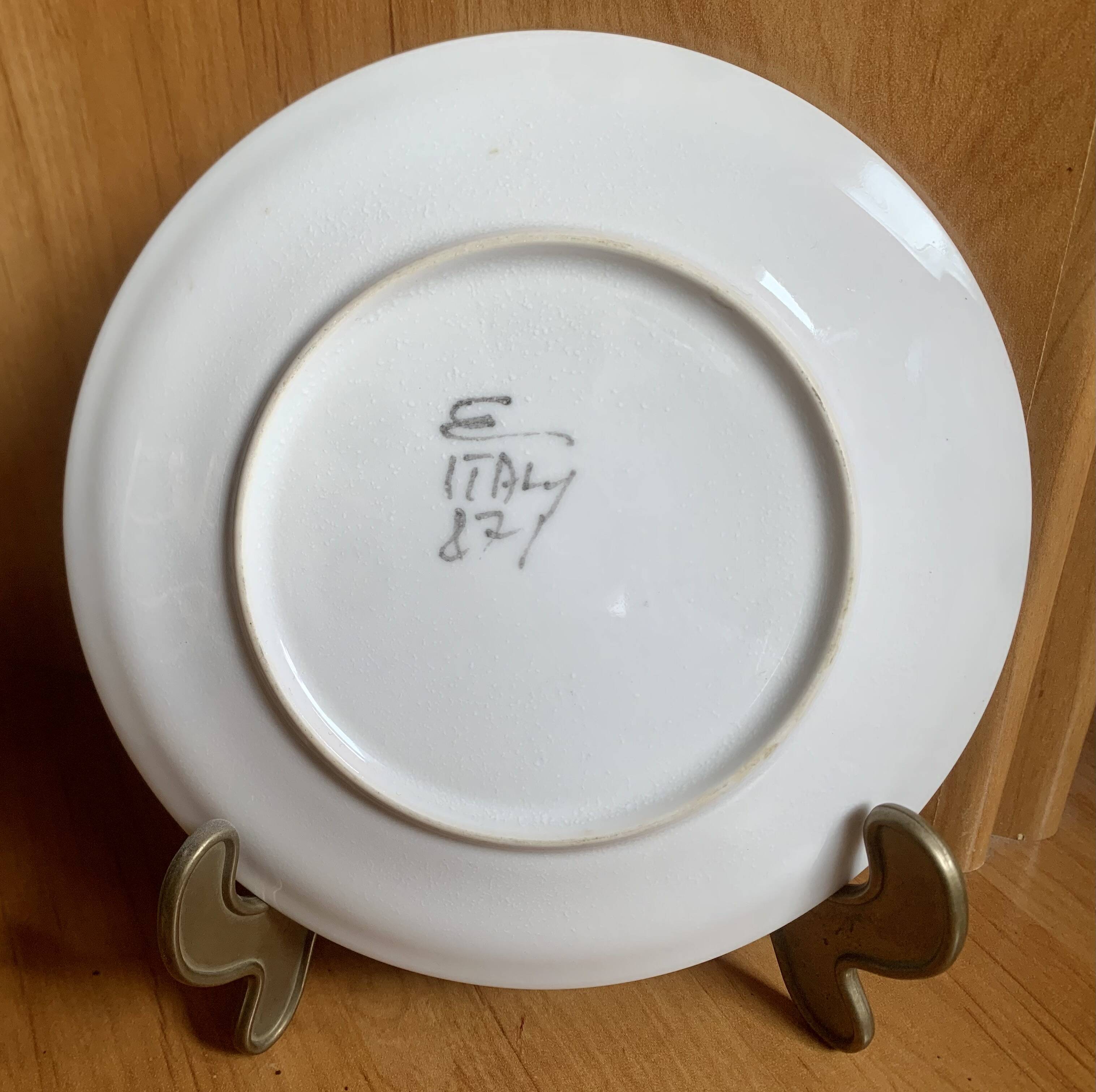 Ernestine Salerno Italian Collection Plate from the 1950s in very good condition.