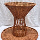 Table d’appoint artisanale vintage en osier tressé