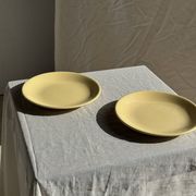 Lot de 2 grandes assiettes jaunes sans marque D25,5
