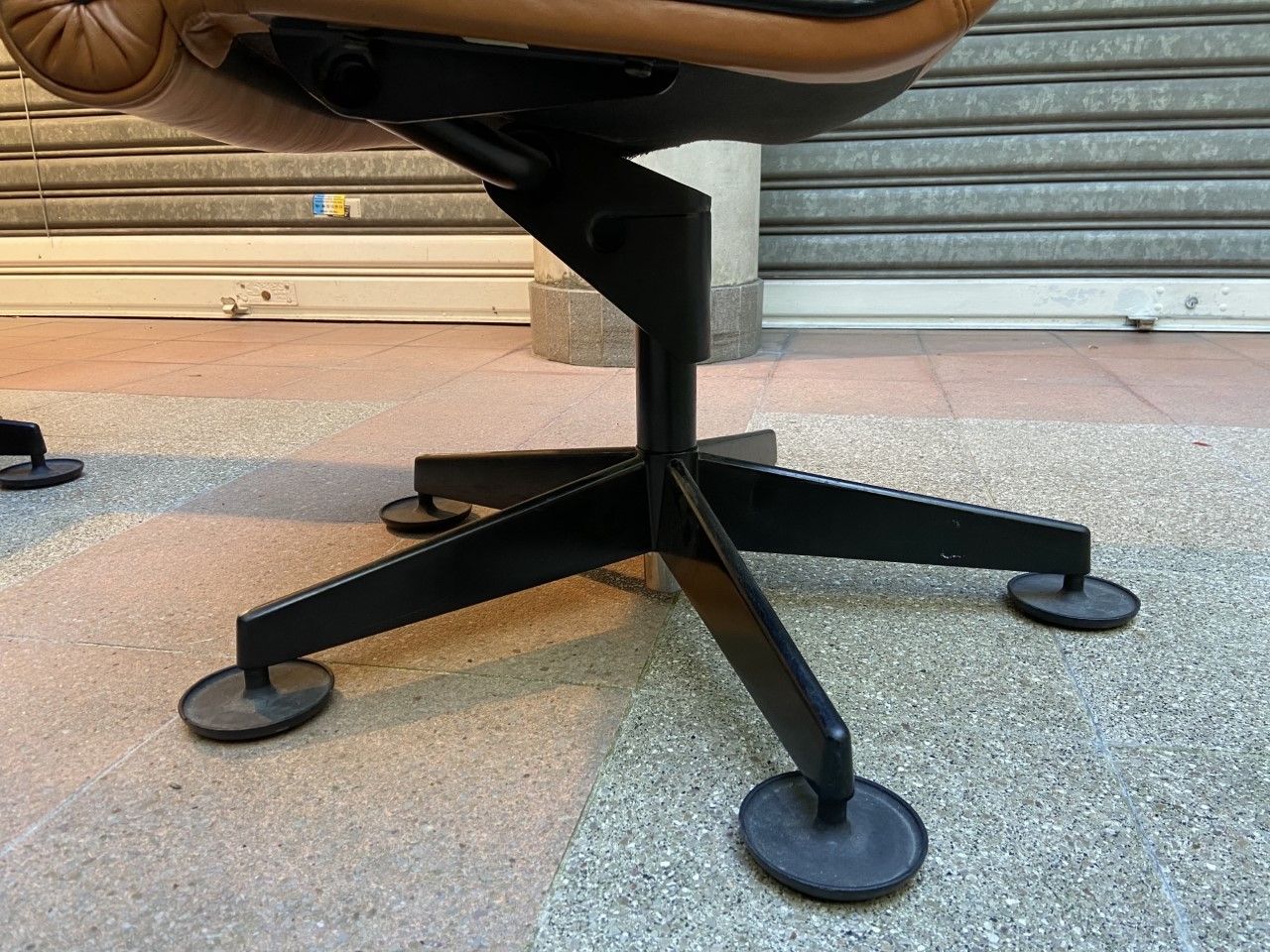 Conference armchair in fawn leather - 1980