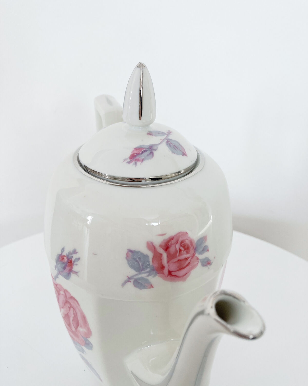 Teapot and porcelain cups set