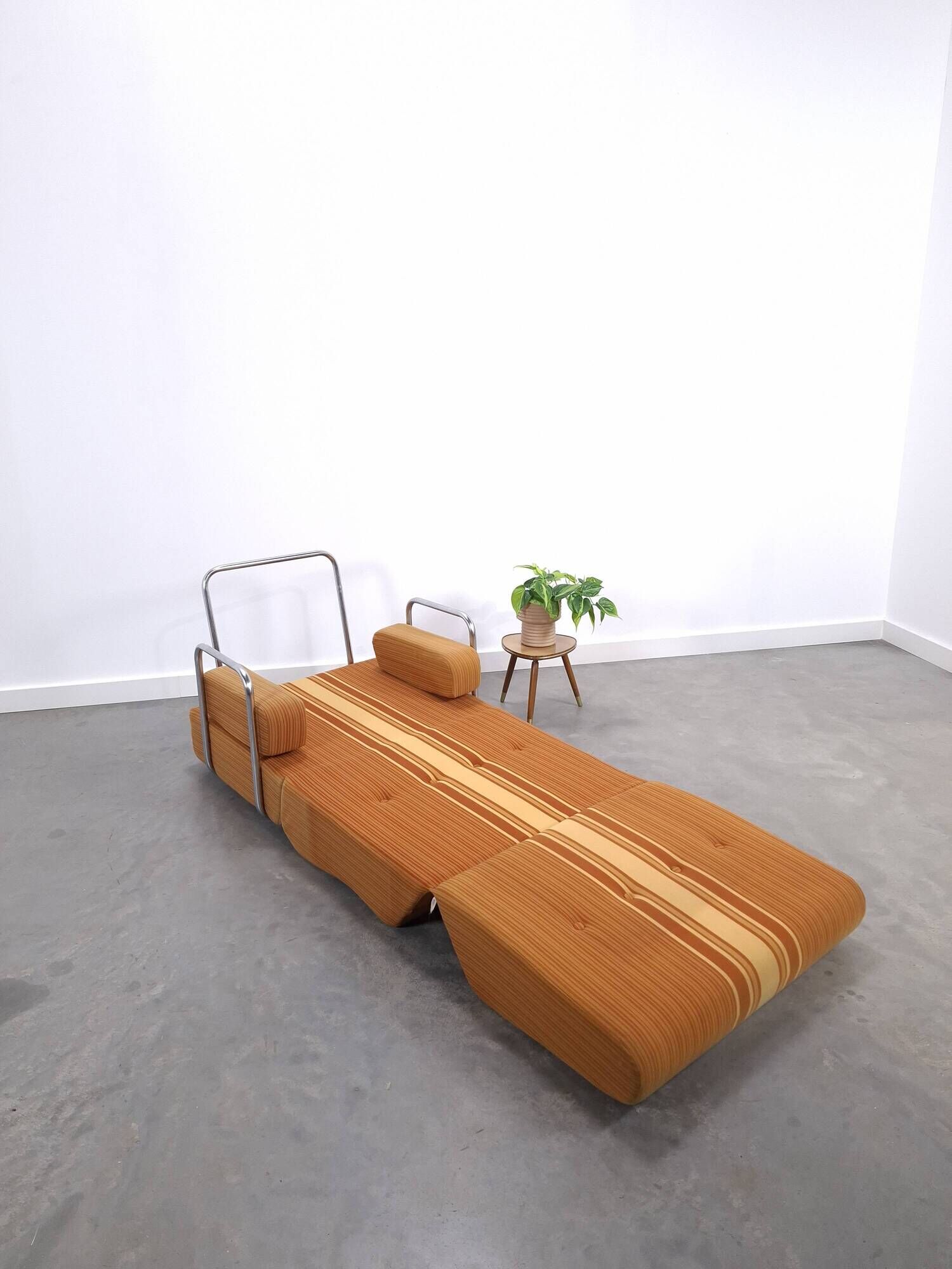 1970s retractable lounge chair in brown stripes with chrome tube frame.