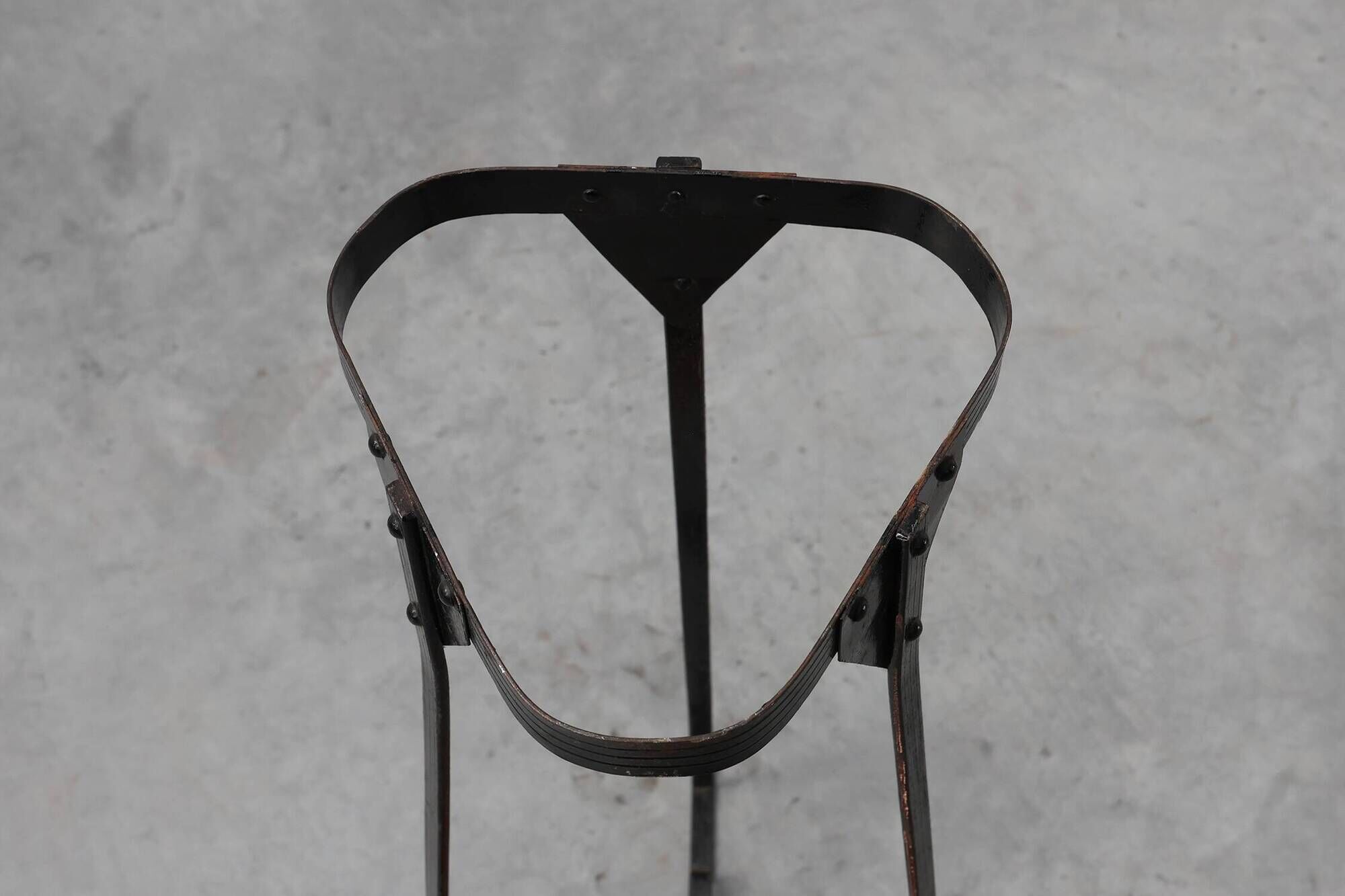 Table d'appoint Art Nouveau en métal et cuivre dans le style de Gustave Serrurier-Bovy
