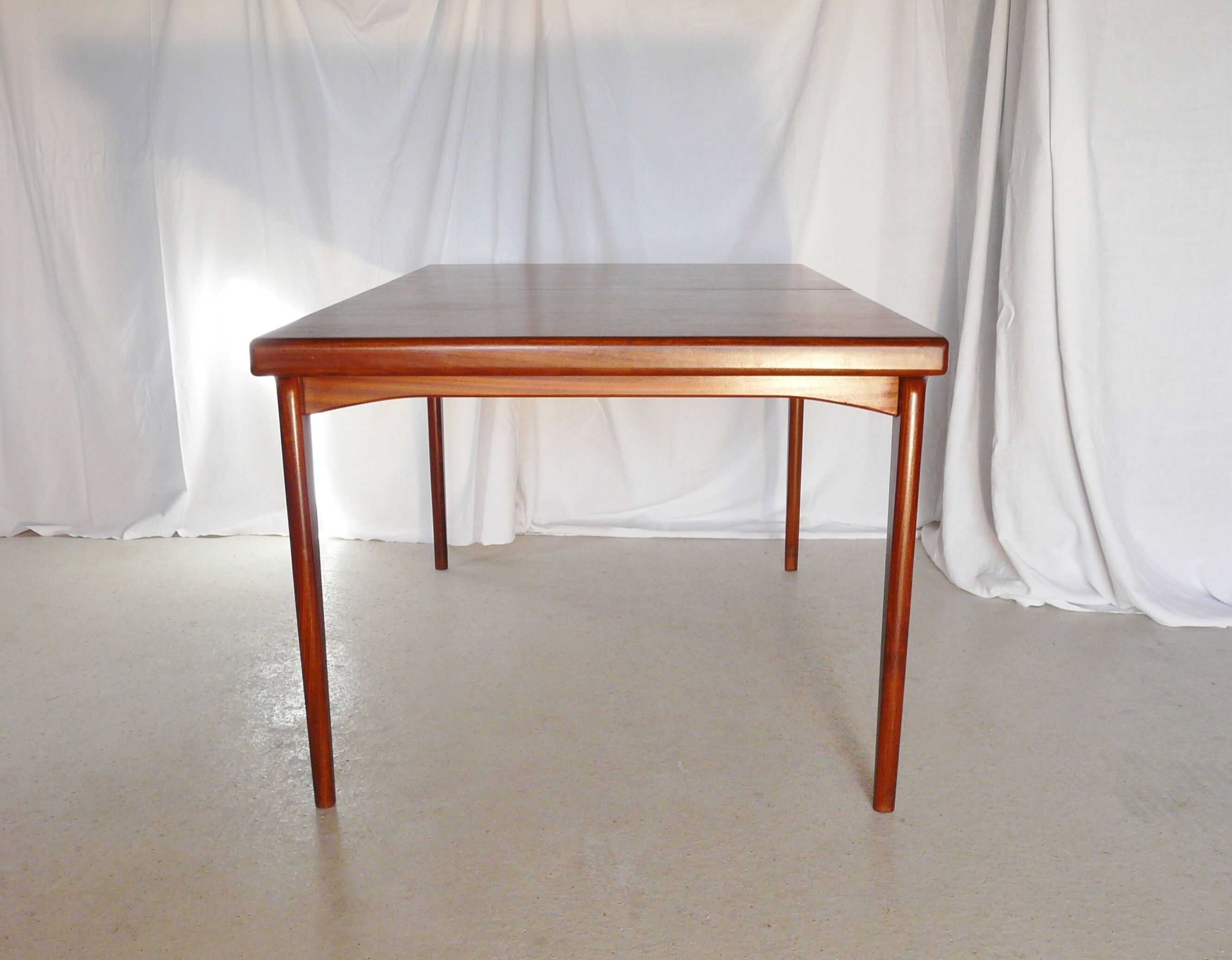 Table expandable teak Younger and four chairs