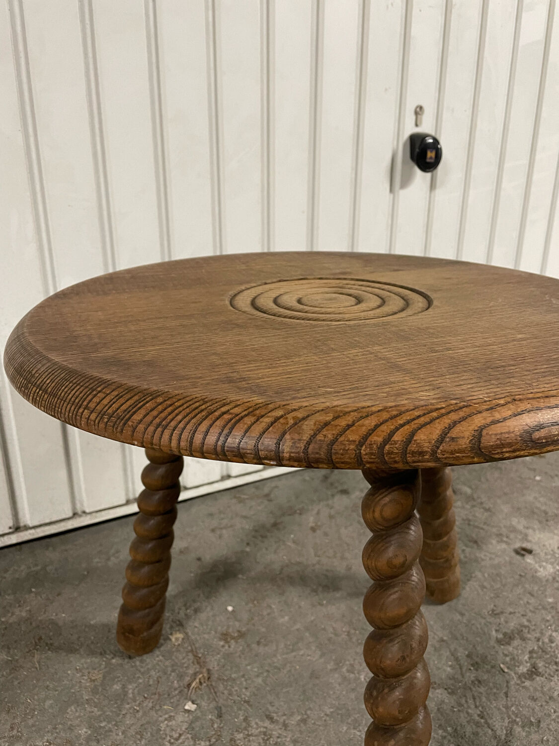 Wooden side table, turned wooden leg