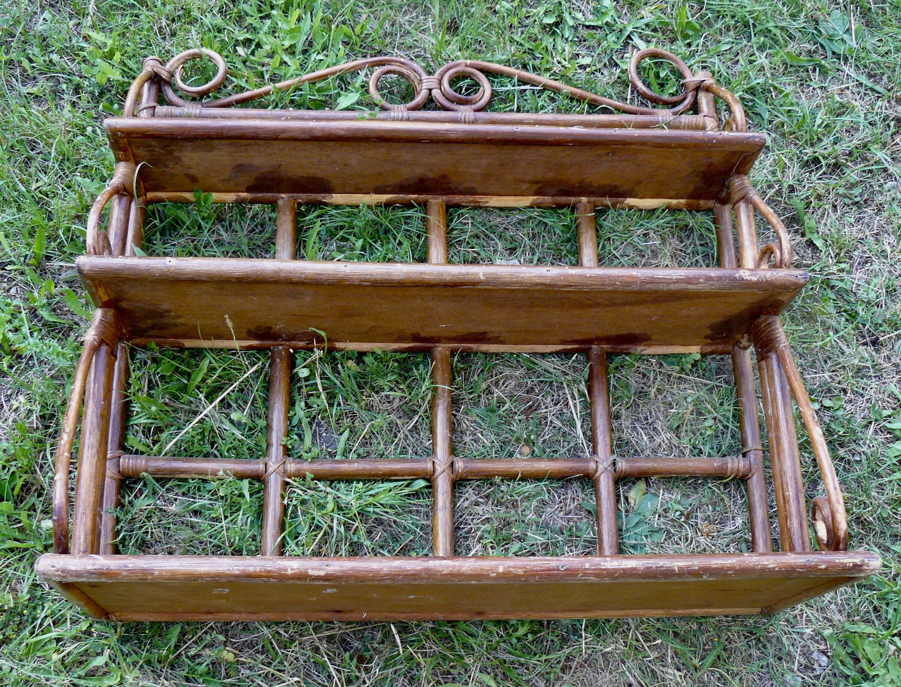 Étagère murale bambou et rotin vintage 1960