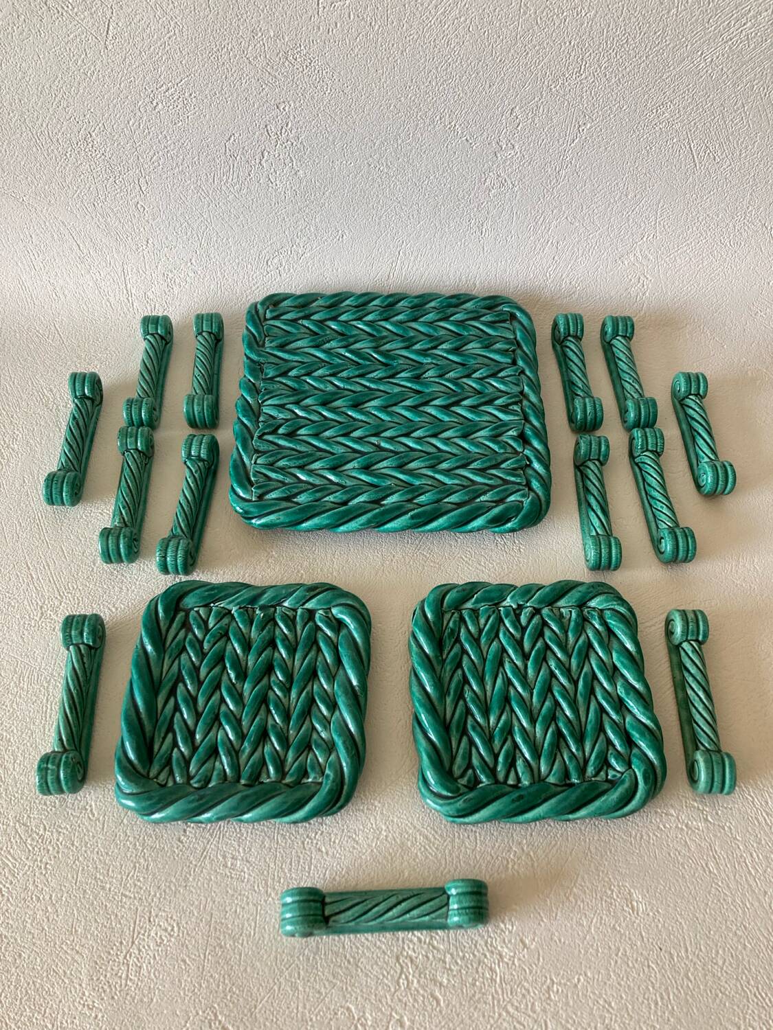 Table set in green Vallauris woven Barbotine