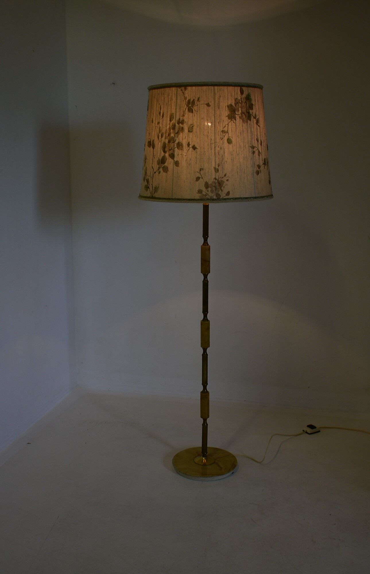Czechoslovakia mid-century floor lamp in alabaster and brass, 1950s