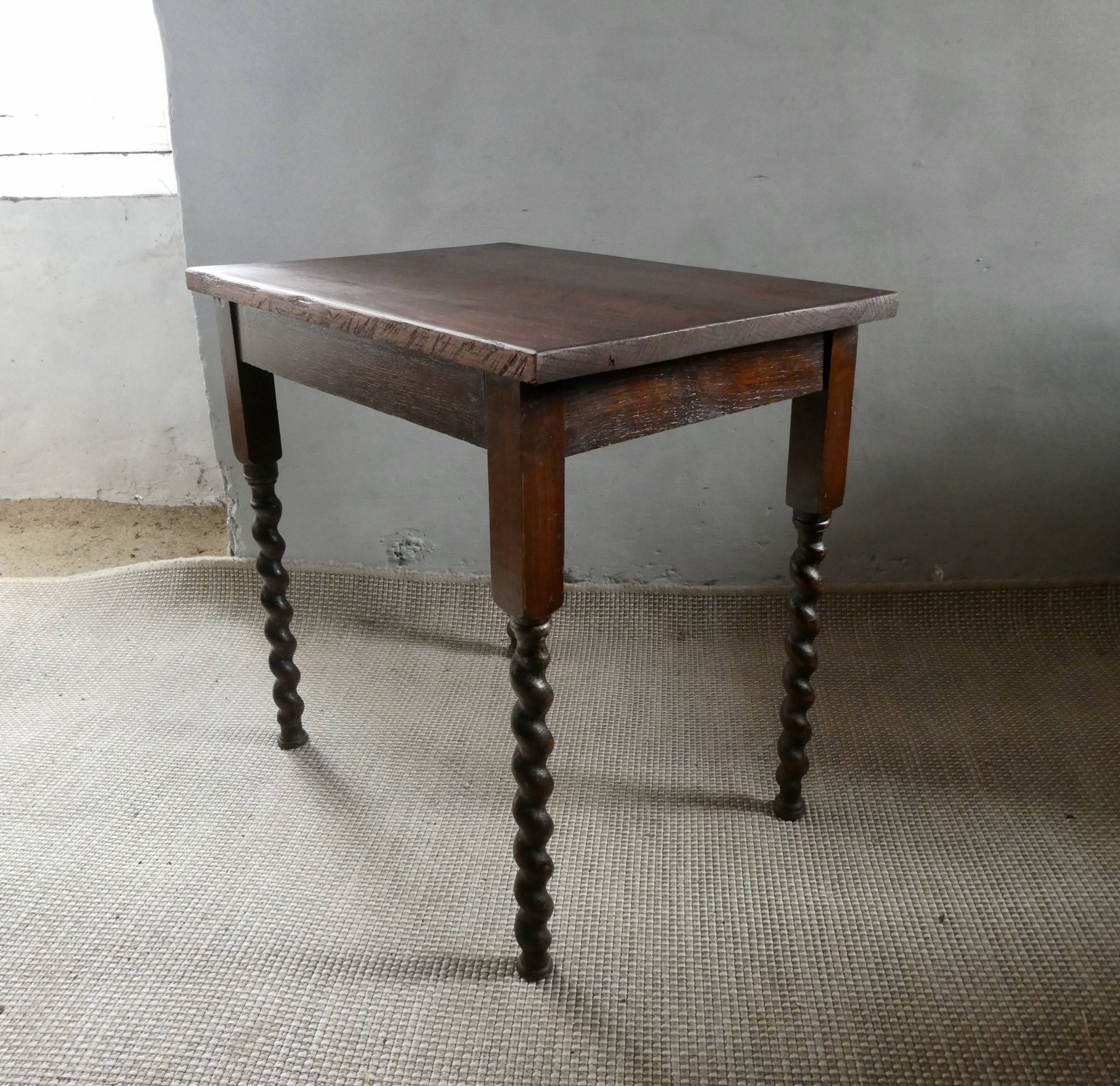 Table basse en bois massif avec pieds torsadés, début XXème