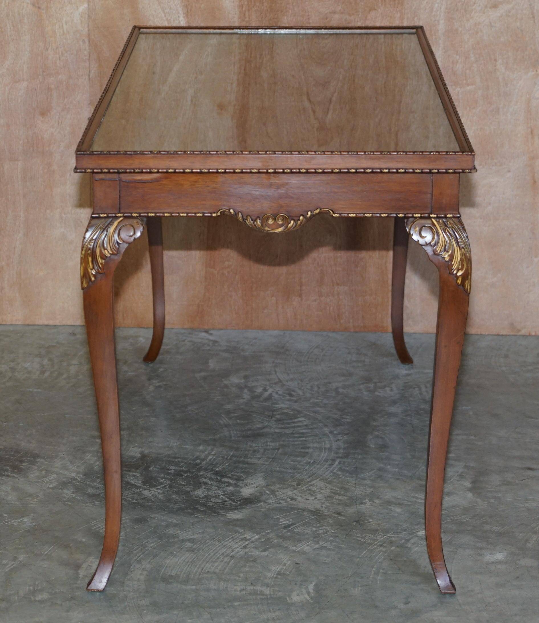 Table d'écriture vintage en bois dur avec dessus en verre brodé de soie