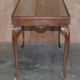 Table d'écriture vintage en bois dur avec dessus en verre brodé de soie