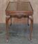 Table d'écriture vintage en bois dur avec dessus en verre brodé de soie