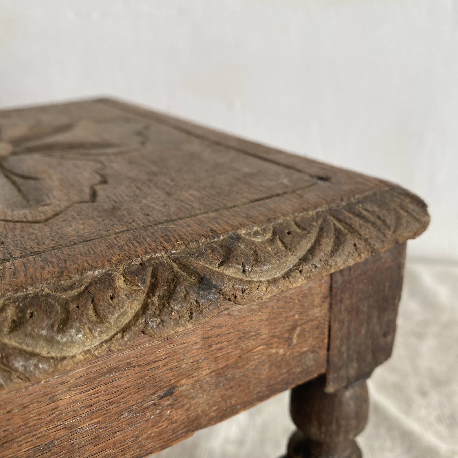 Ancien tabouret bas en bois tourné et gravé