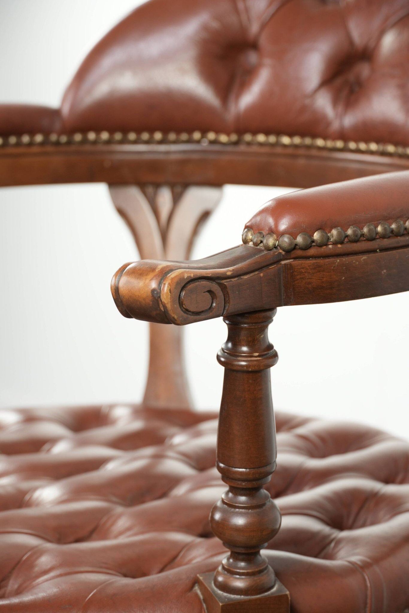 Chaise de bureau Chesterfield rotative en cuir de vache marron