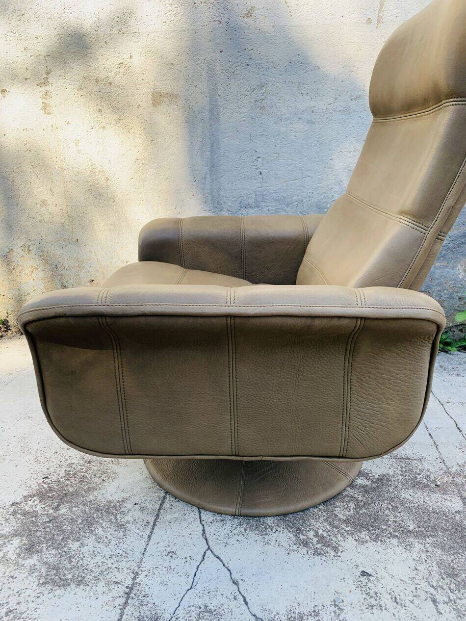 Vintage De Sede leather swivel chair, tulip base.
