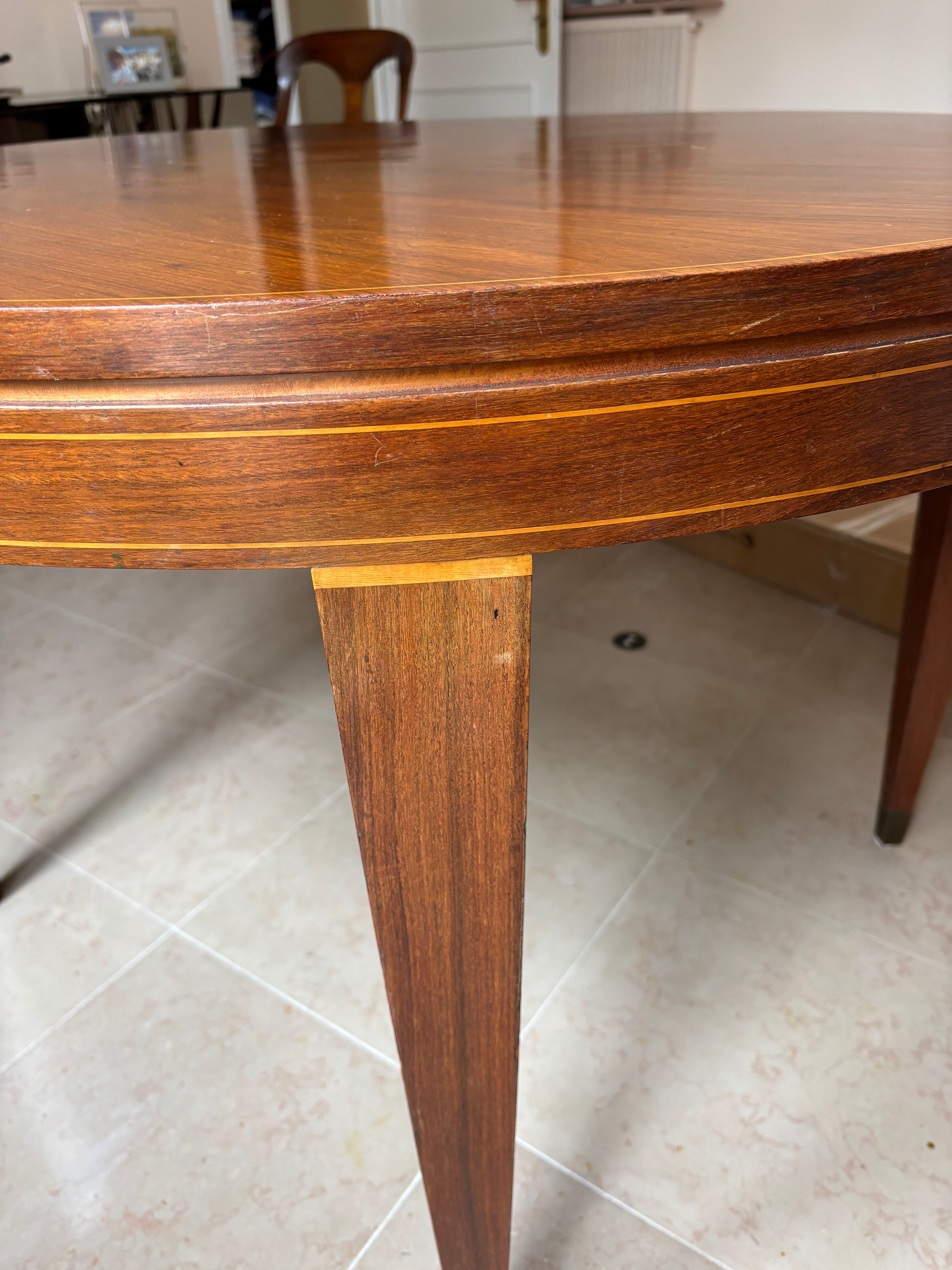 Impeccable 1950s round table in mahogany.