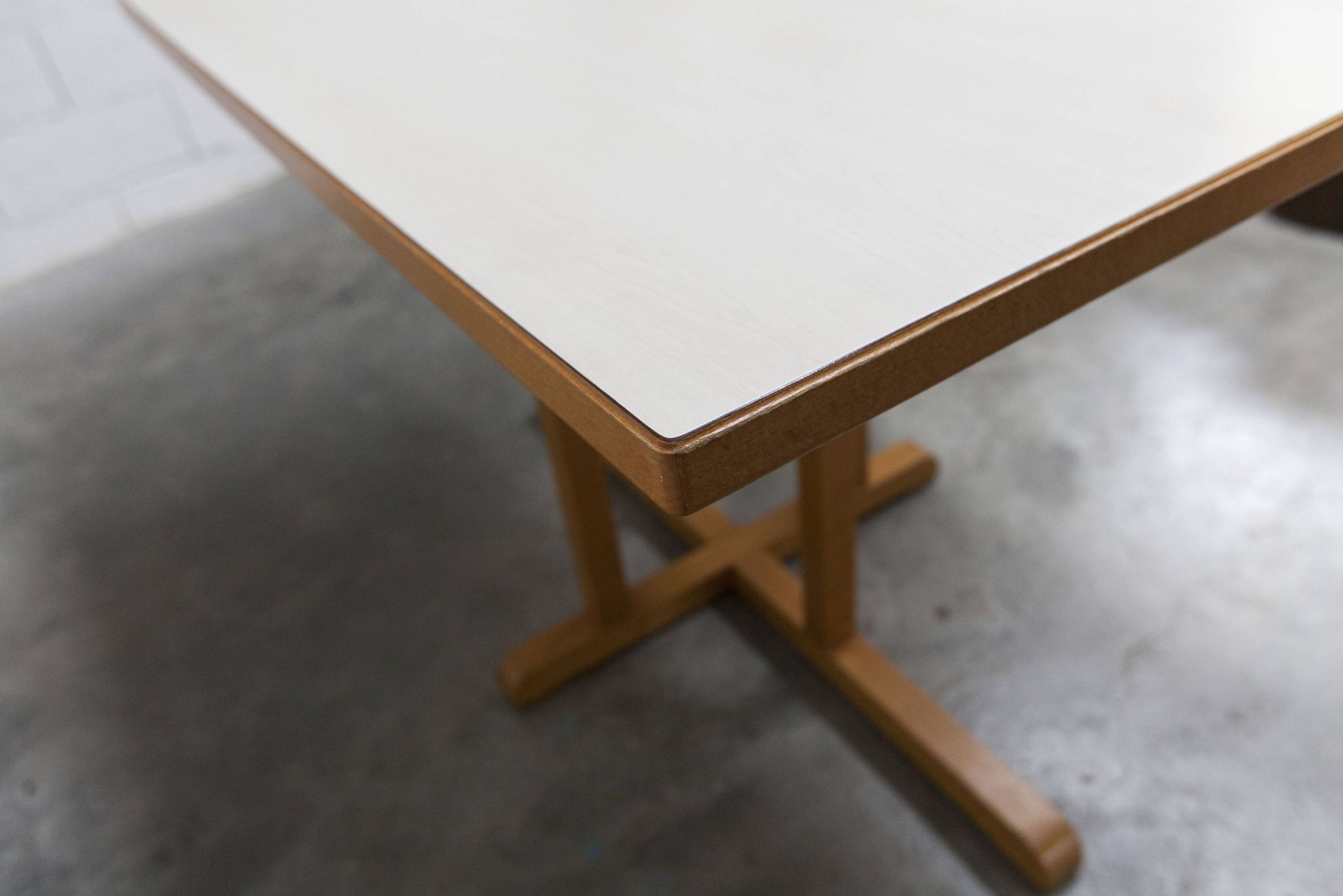 Rare set de 6 tables Baumann 1990, 80x120 et demi lune 120cm