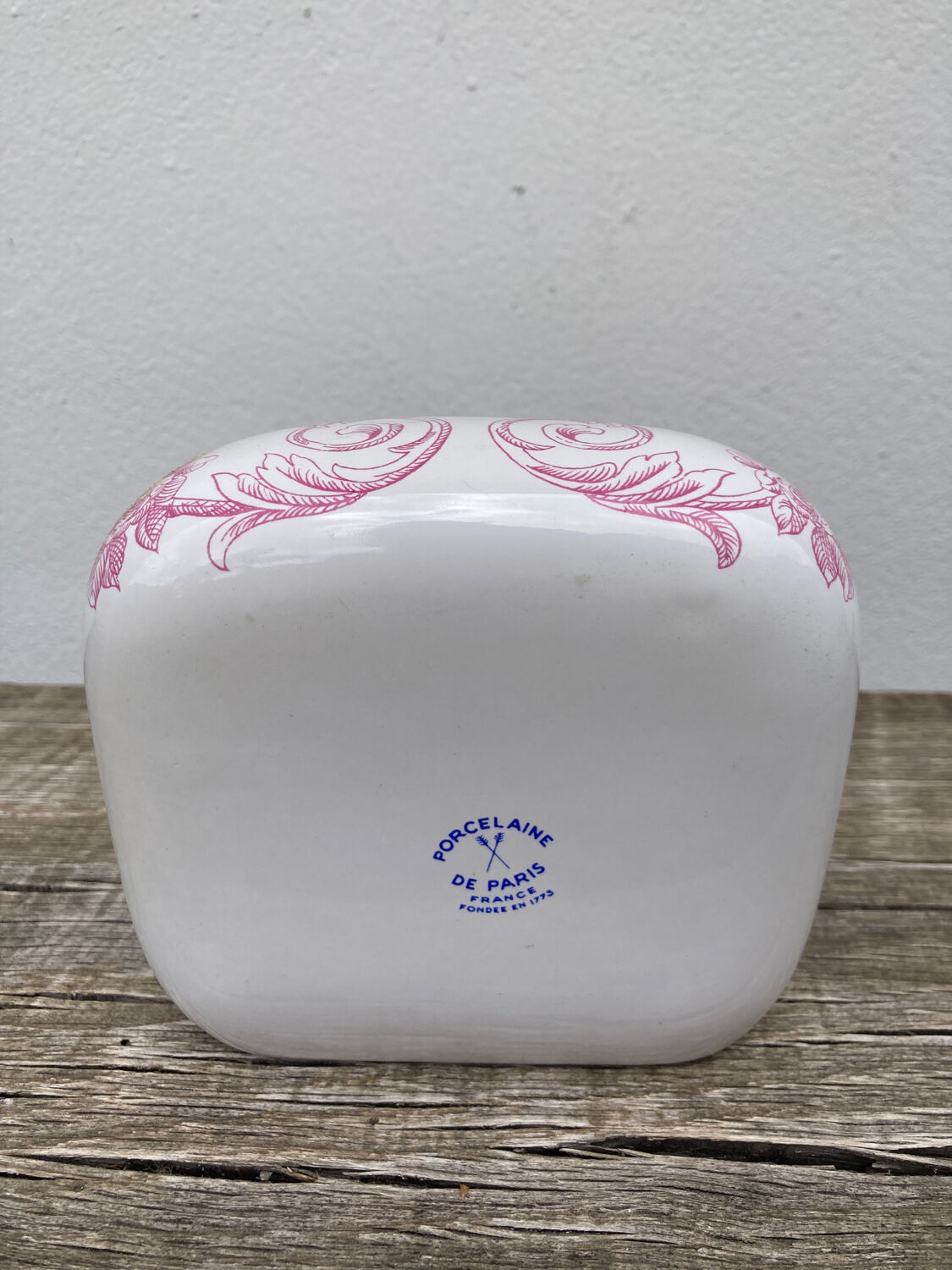 Wall soap holder in Paris porcelain