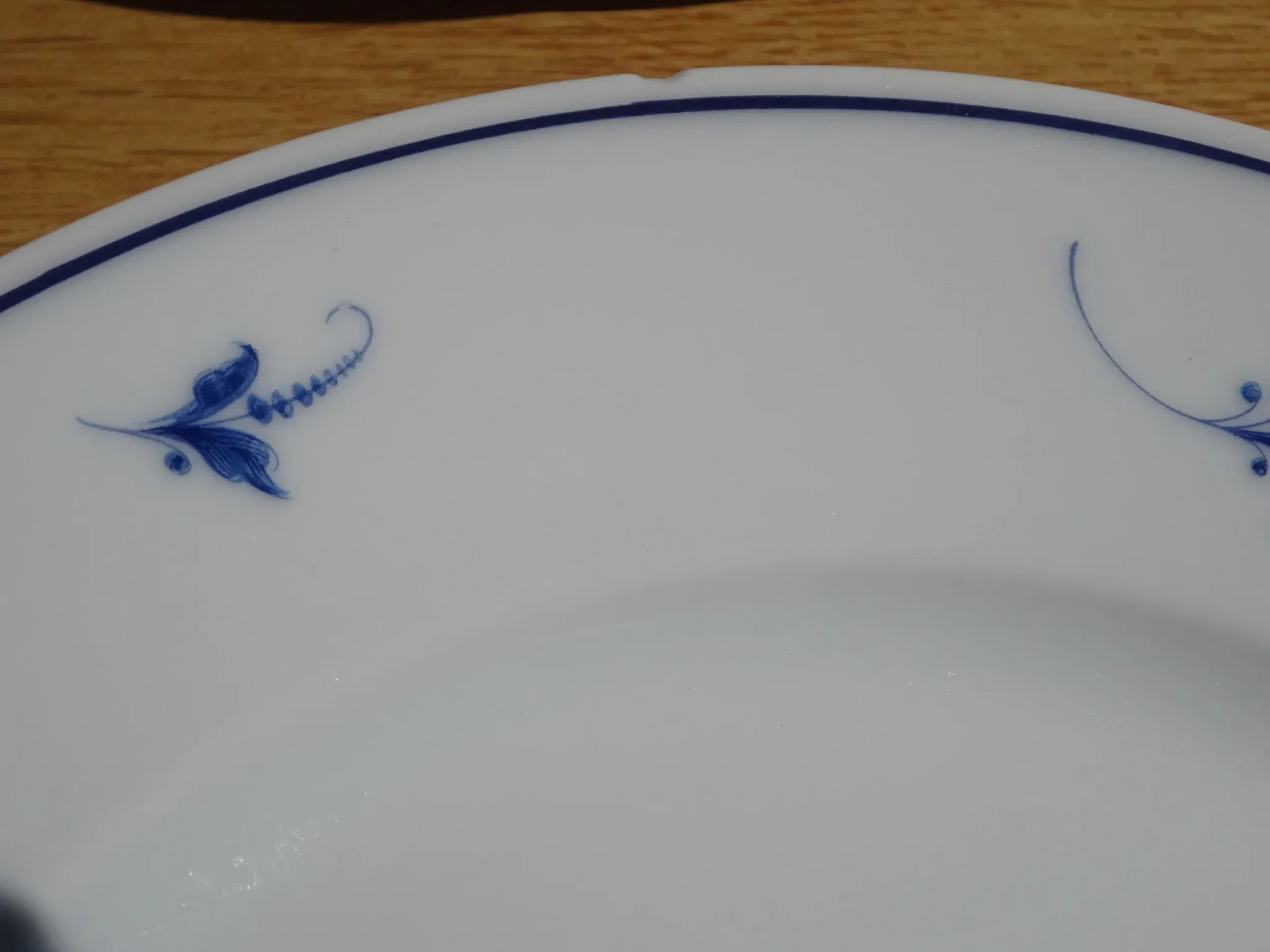 Fine Limoges porcelain dessert service: dish and 12 plates.