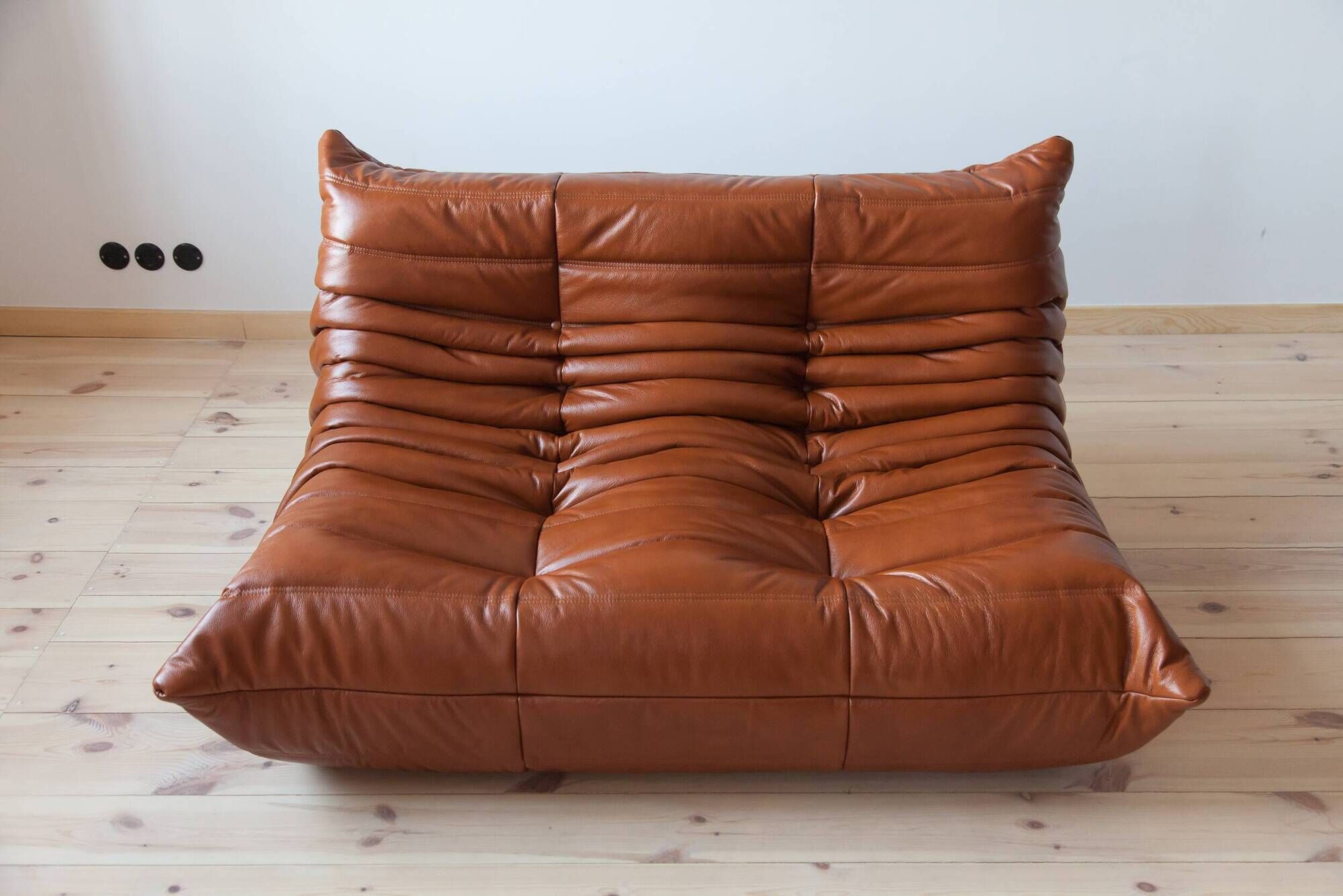 Ensemble Togo de canapé 2 places, fauteuil et pouf en cuir marron whiskey.