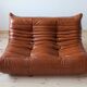 Ensemble Togo de canapé 2 places, fauteuil et pouf en cuir marron whiskey.