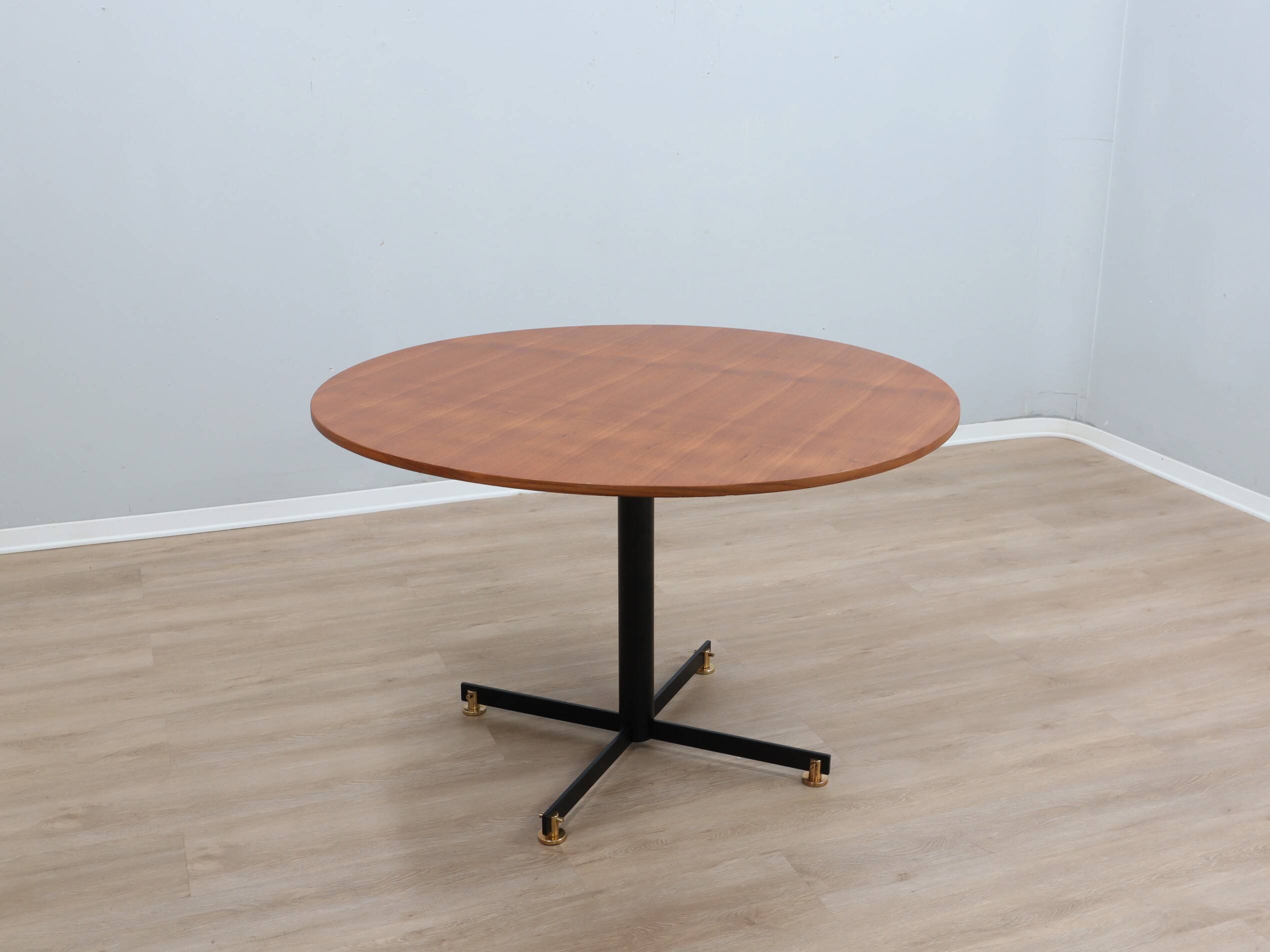 Vittorio Nobili 1950s round dining table in teak & brass