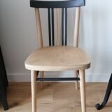 Chaises bistrot en bois clairt et noir