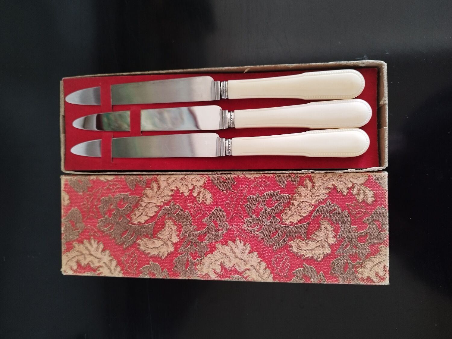Set de 12 couteaux vintage inox et bakélite "Fleur de Lys"