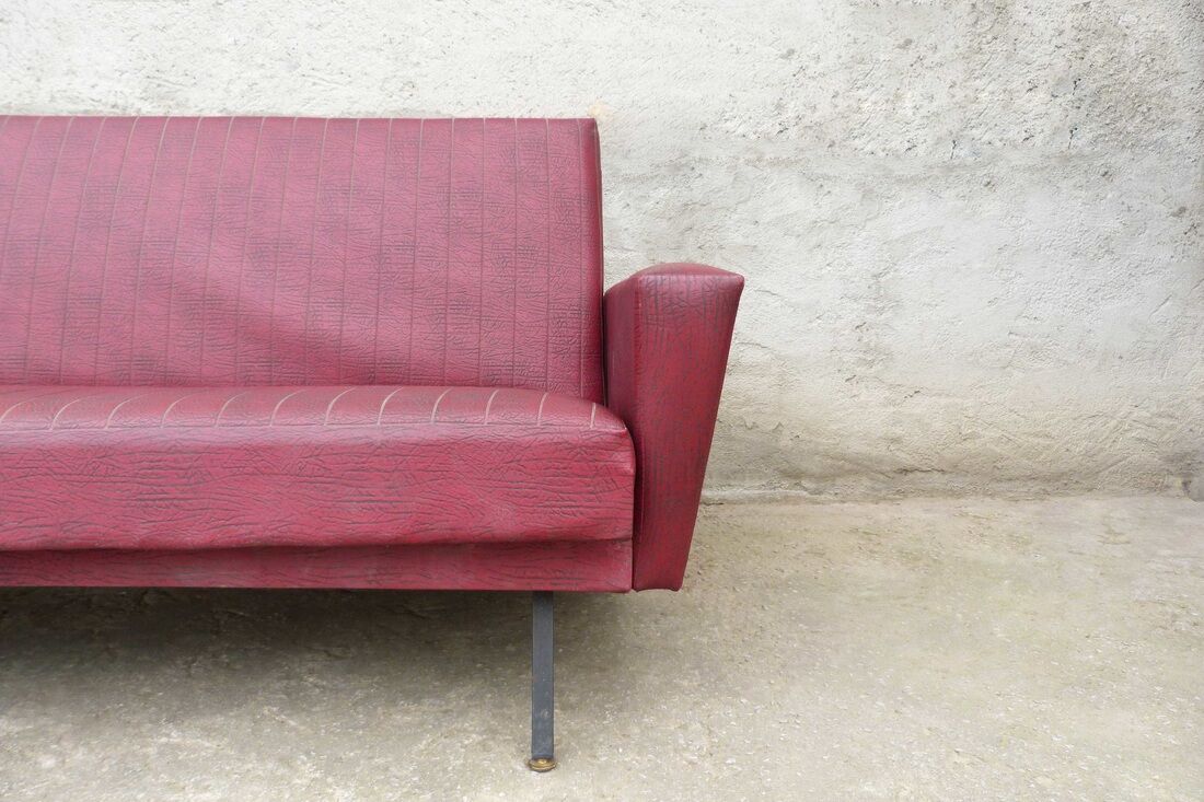 Sofa vintage red leatherette convertible