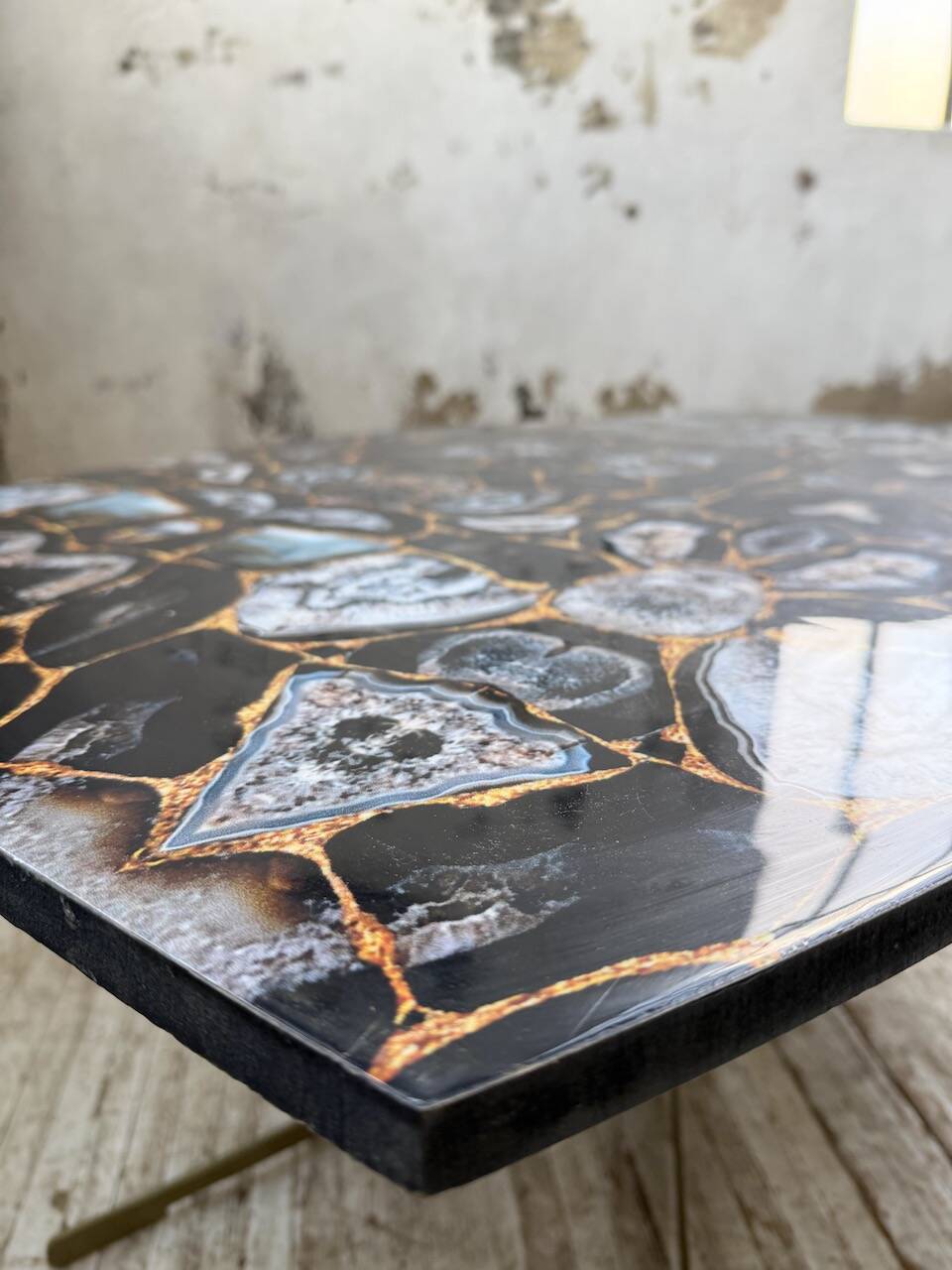 90s coffee table with Agate stone effect.