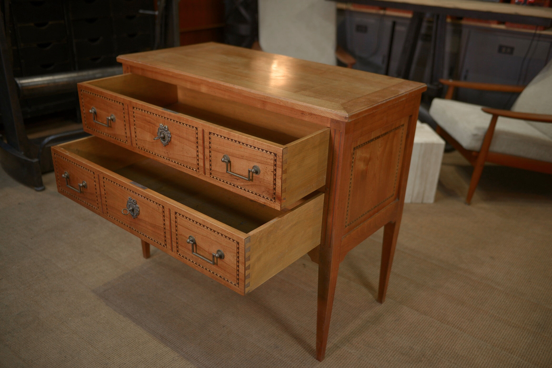 Commode de style Louis XVl en merisier 2 tiroirs estampillée Lechevalier. P.