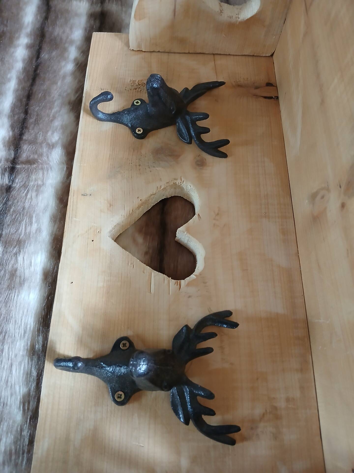 Étagère murale en bois brut