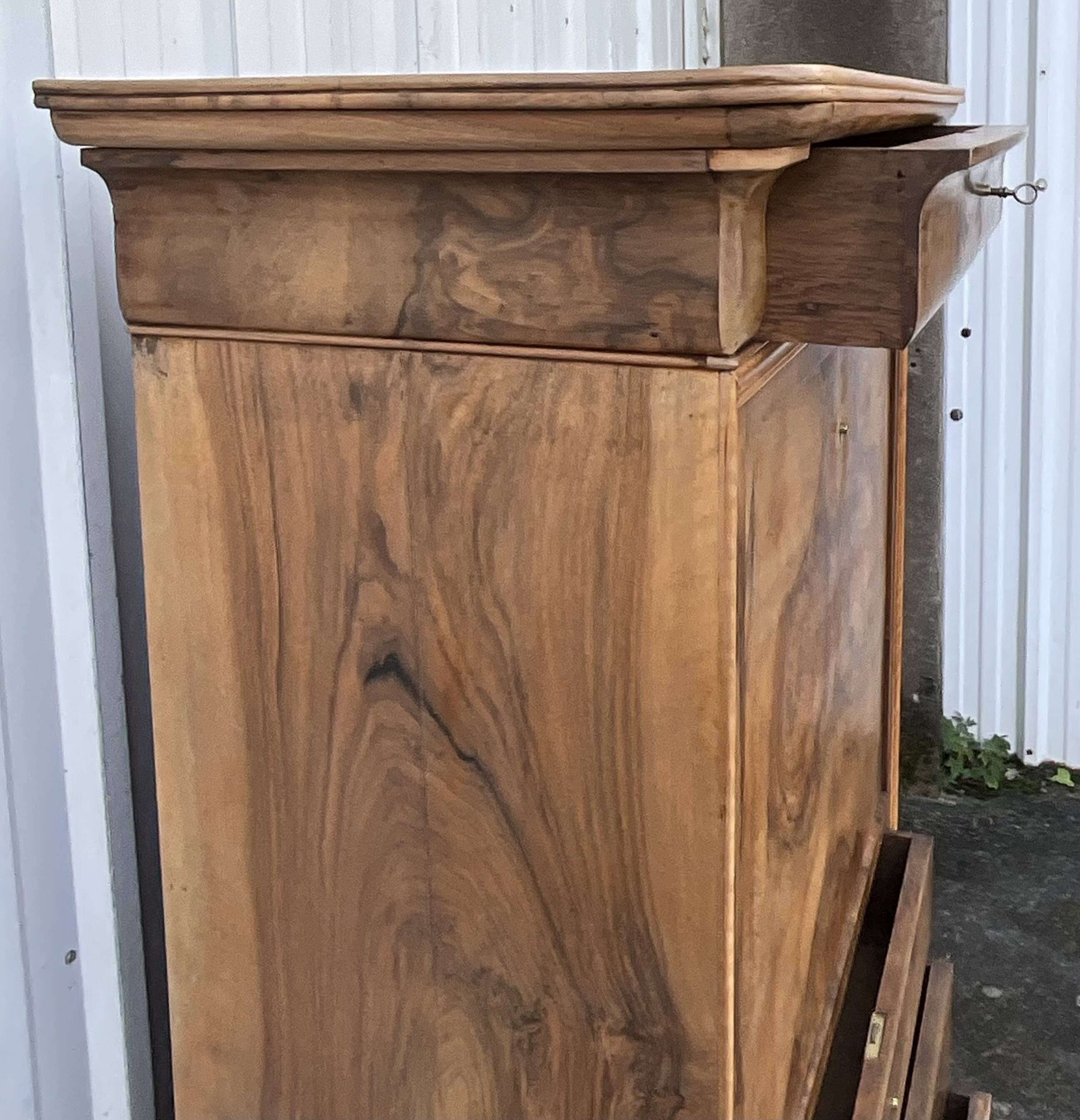 Louis-Philippe secretary, mid-19th century, in walnut burl.