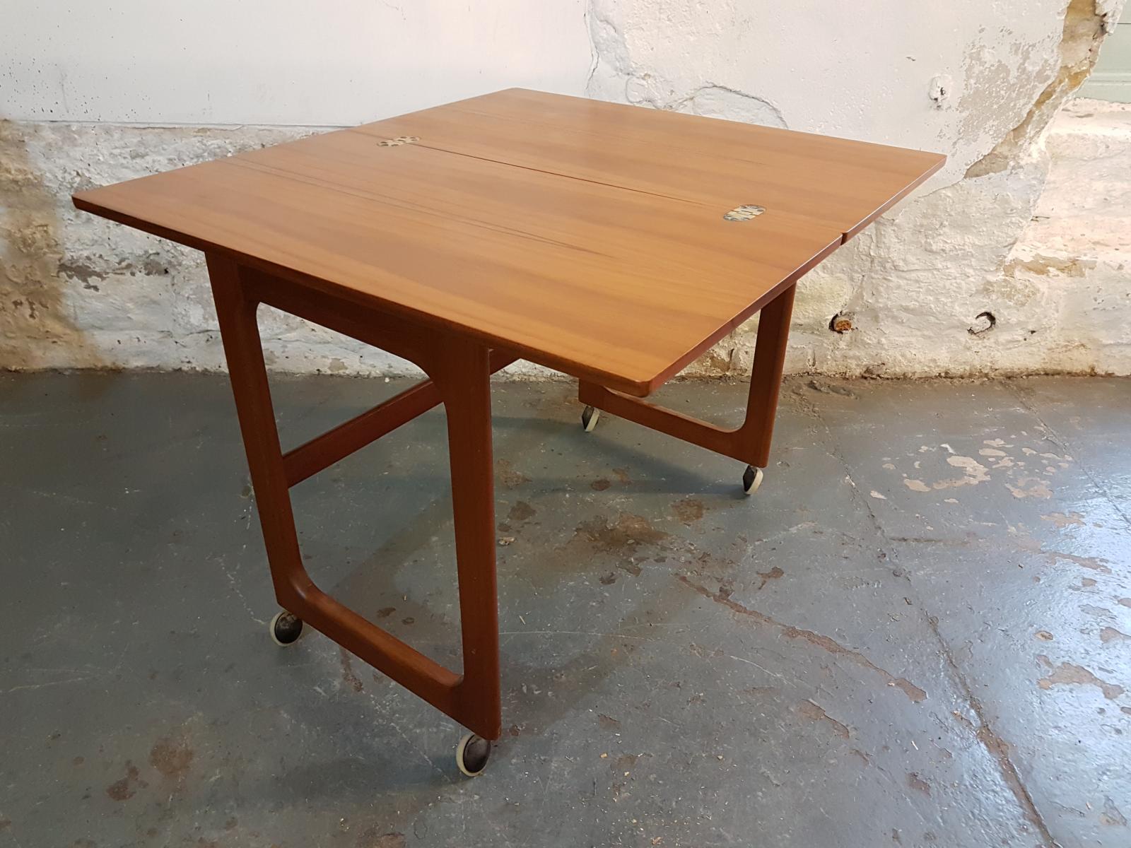 Adjustable pull-out tables of McIntosh s 1970