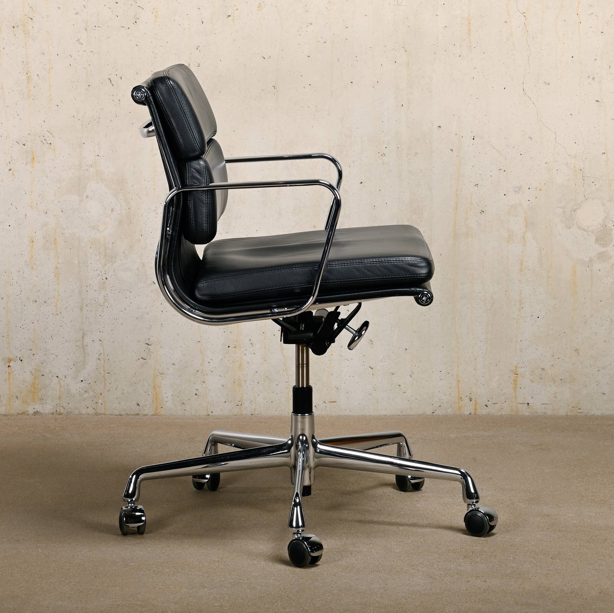 Charles & Ray Eames EA217 Office Chair in Chrome and Black leather, Vitra