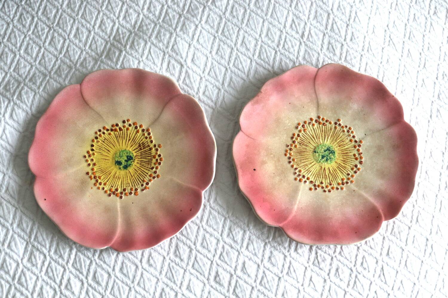 Pair of slipware plates – Art Nouveau floral decoration