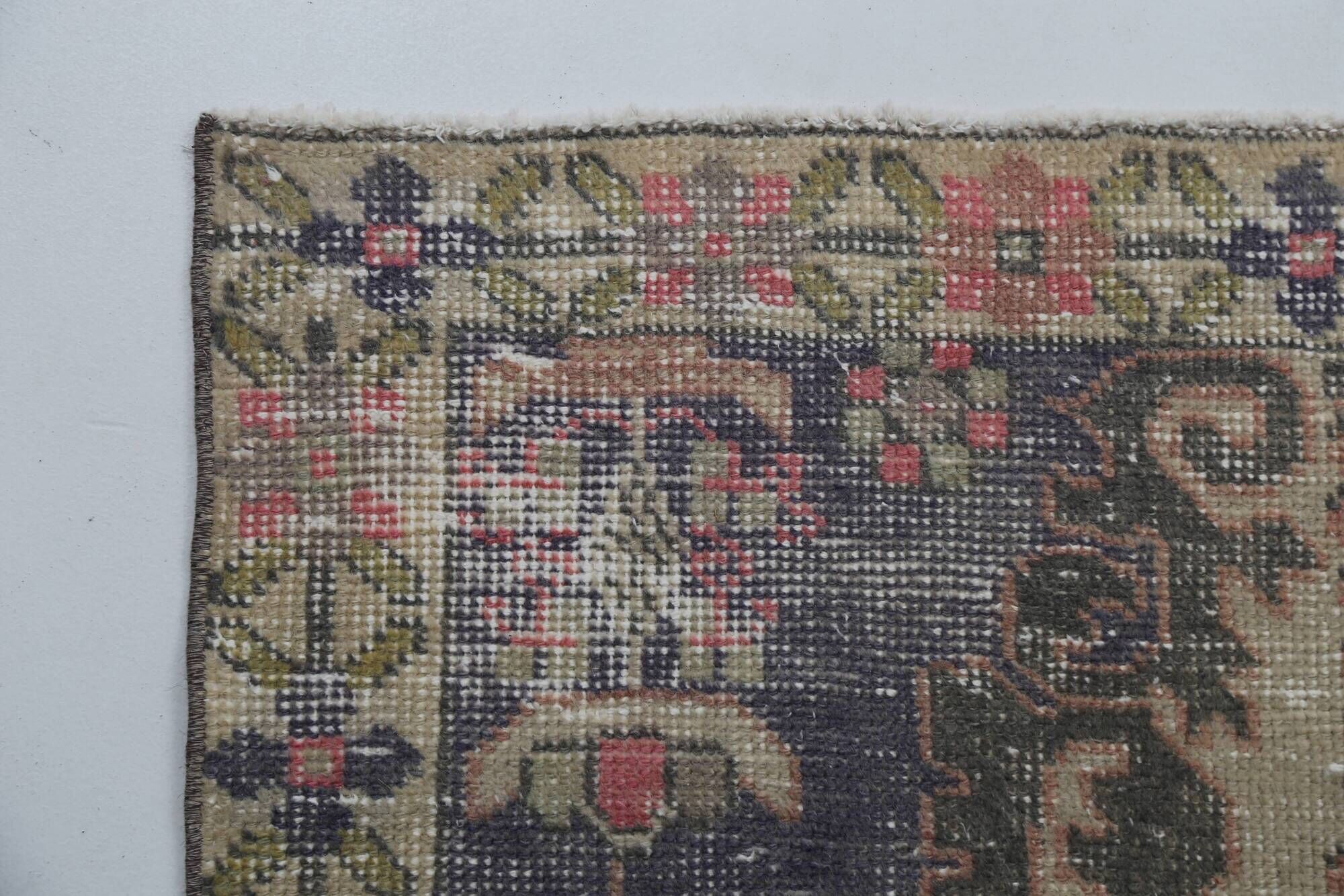 Vintage multicoloured Turkish rug with floral medallion, 125 × 213 cm
