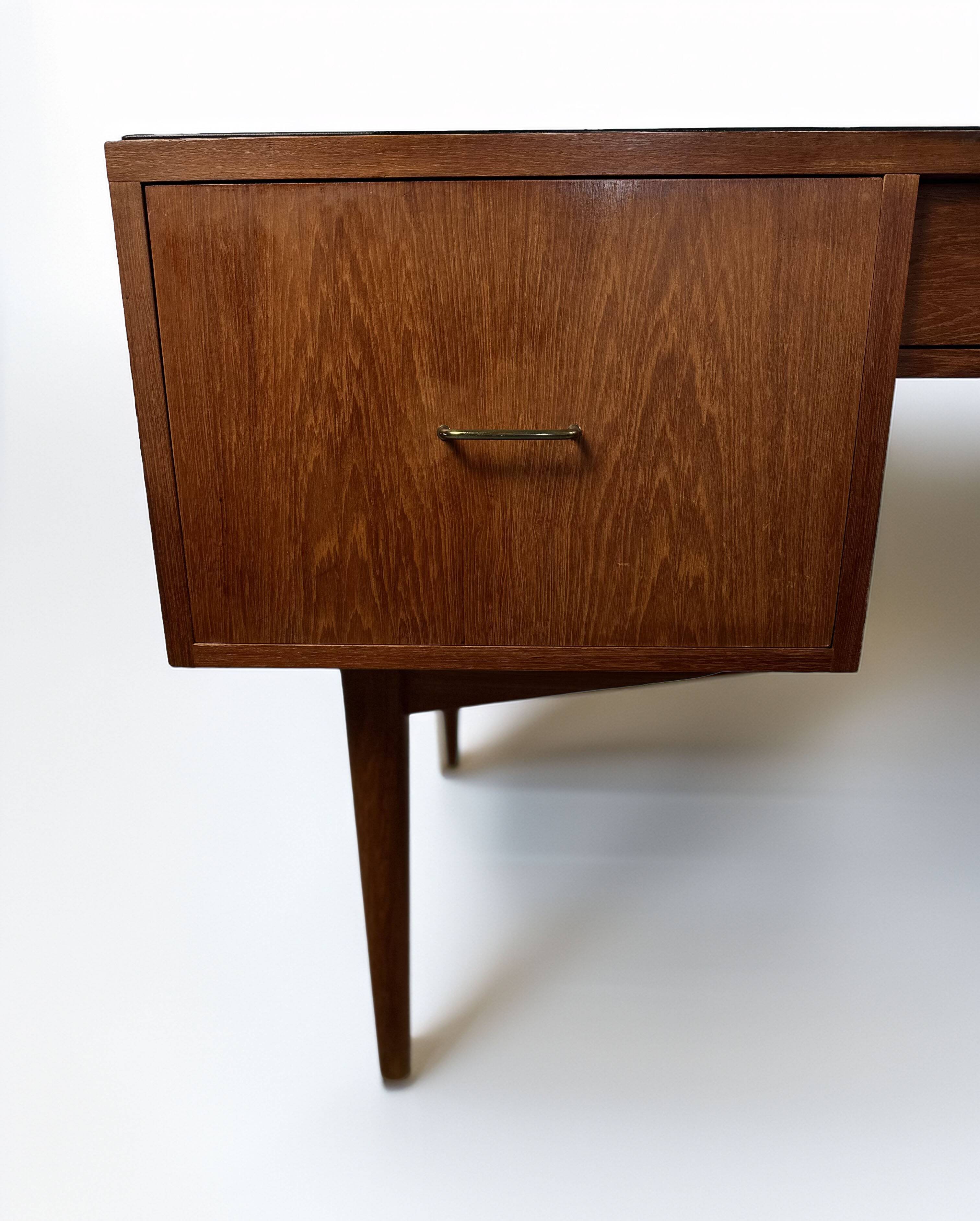 Grand bureau vintage de style moderne du milieu du siècle.